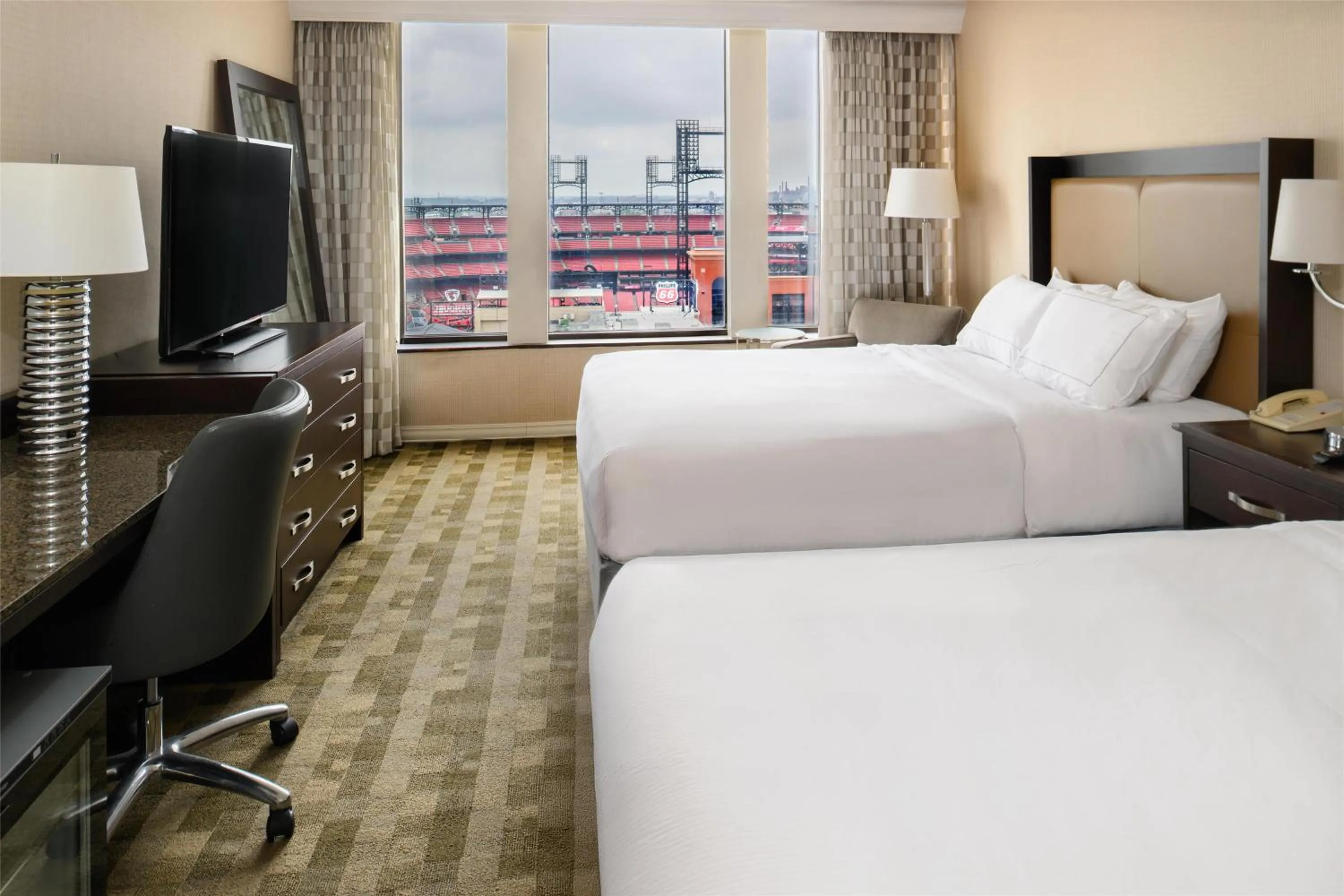 Bed in Hilton St. Louis at the Ballpark