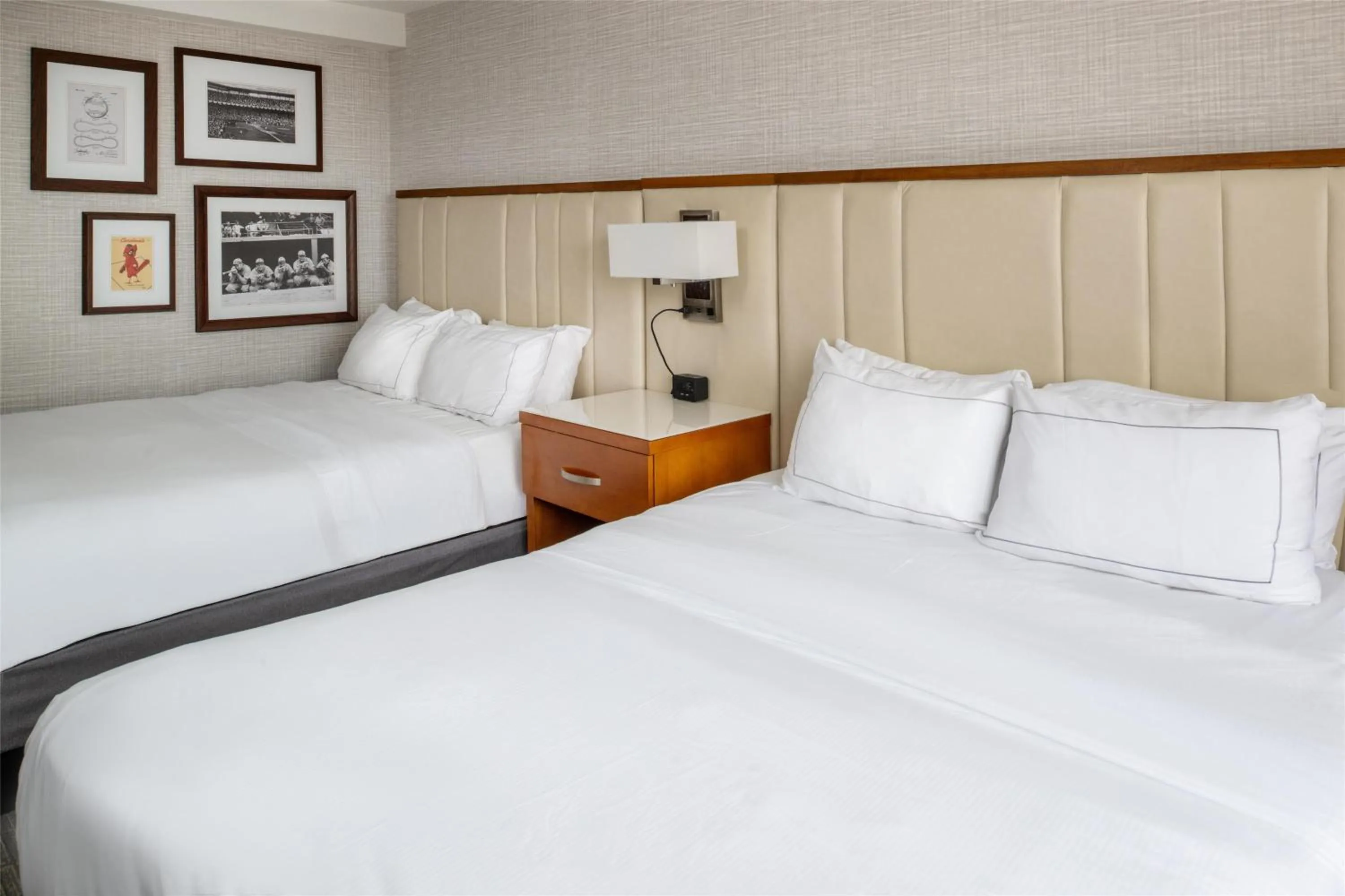 Bed in Hilton St. Louis at the Ballpark