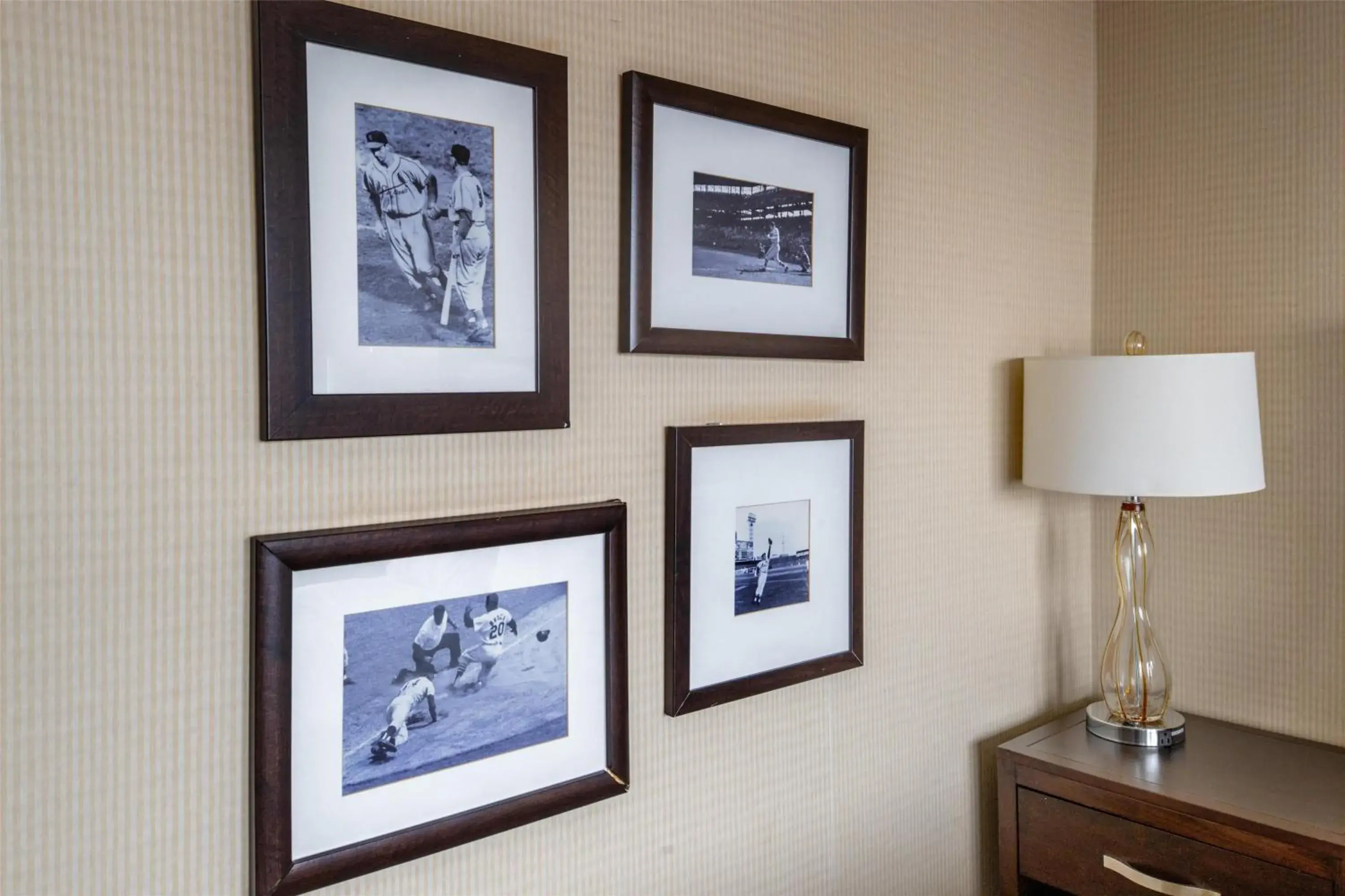 King Room with Landmark View and Mobility Accessible Tub in Hilton St. Louis at the Ballpark King Room with Landmark View and Mobility Accessible Tub in Hilton St. Louis at the Ballpark