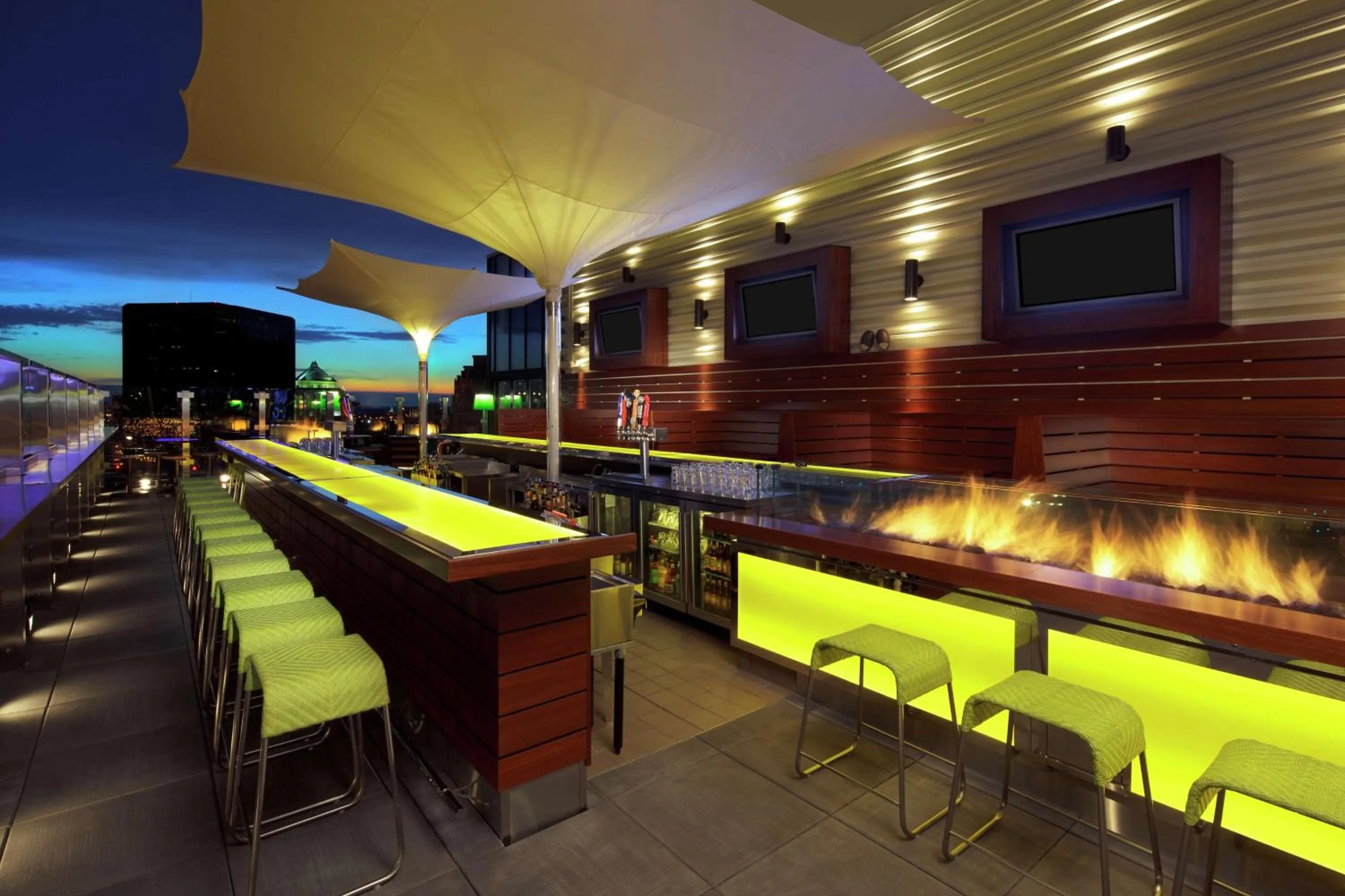 Lounge or bar in Hilton St. Louis at the Ballpark