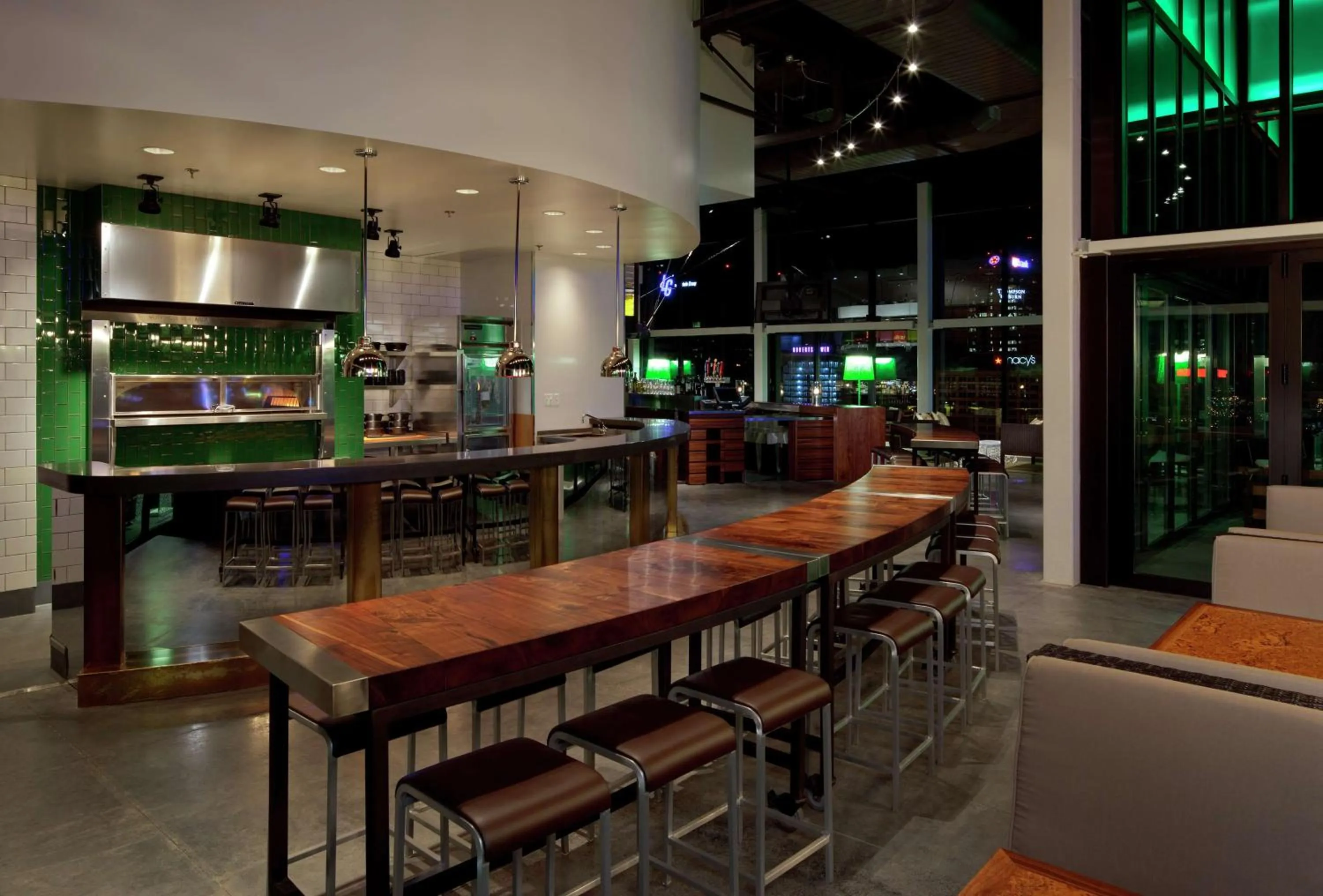 Lounge or bar in Hilton St. Louis at the Ballpark