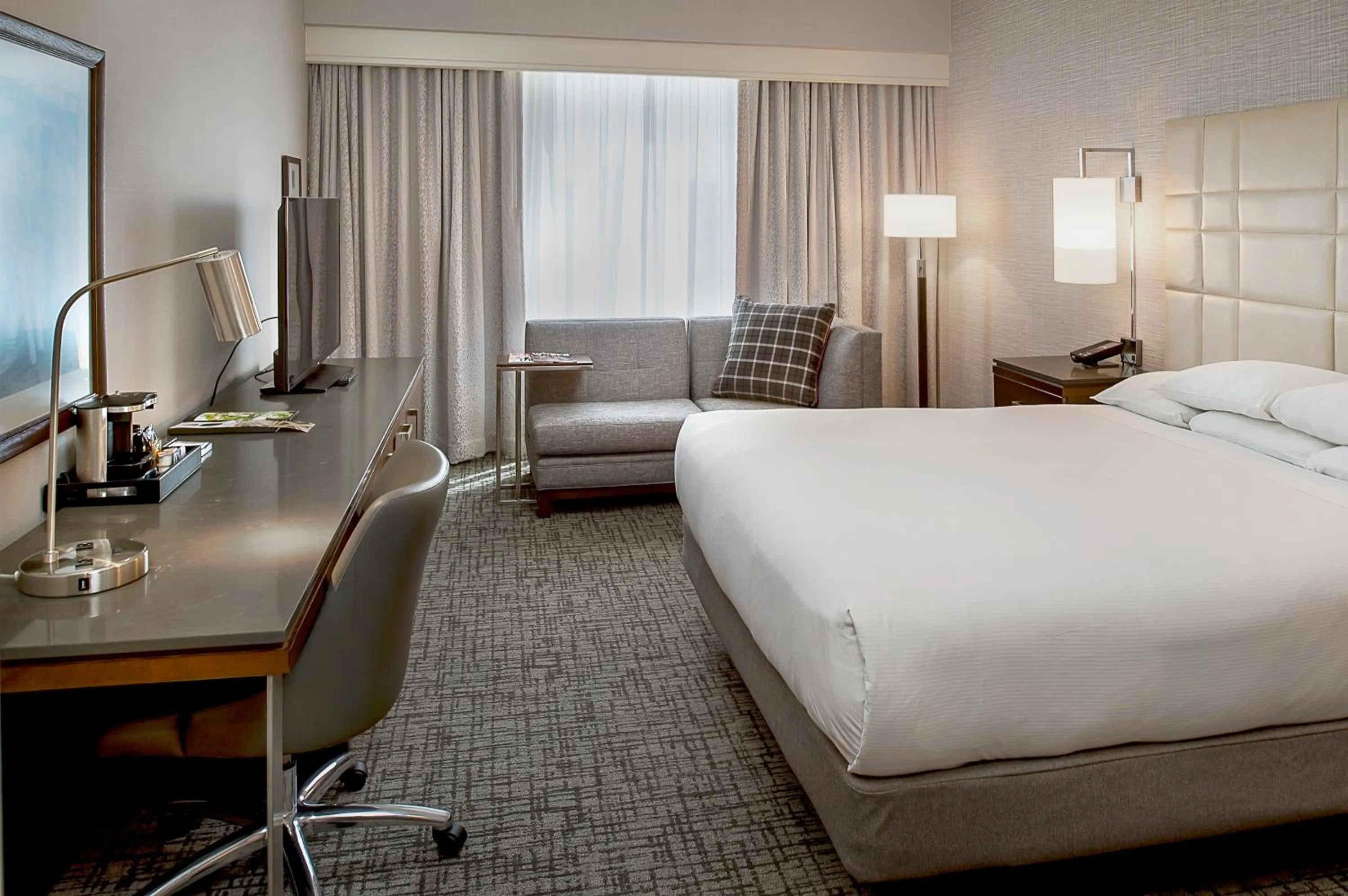 Bedroom, Bed in Hilton St. Louis at the Ballpark