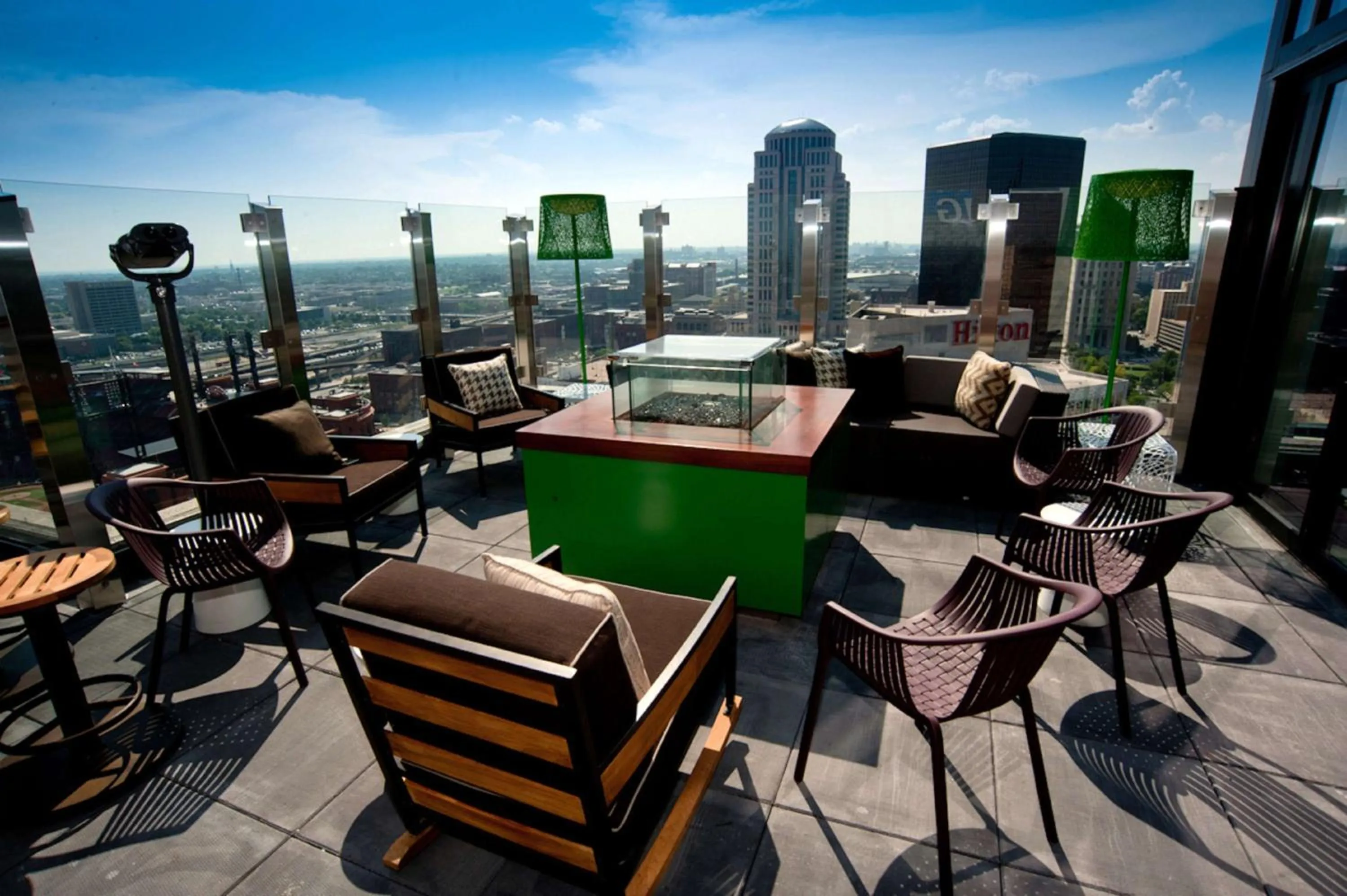 Lounge or bar in Hilton St. Louis at the Ballpark