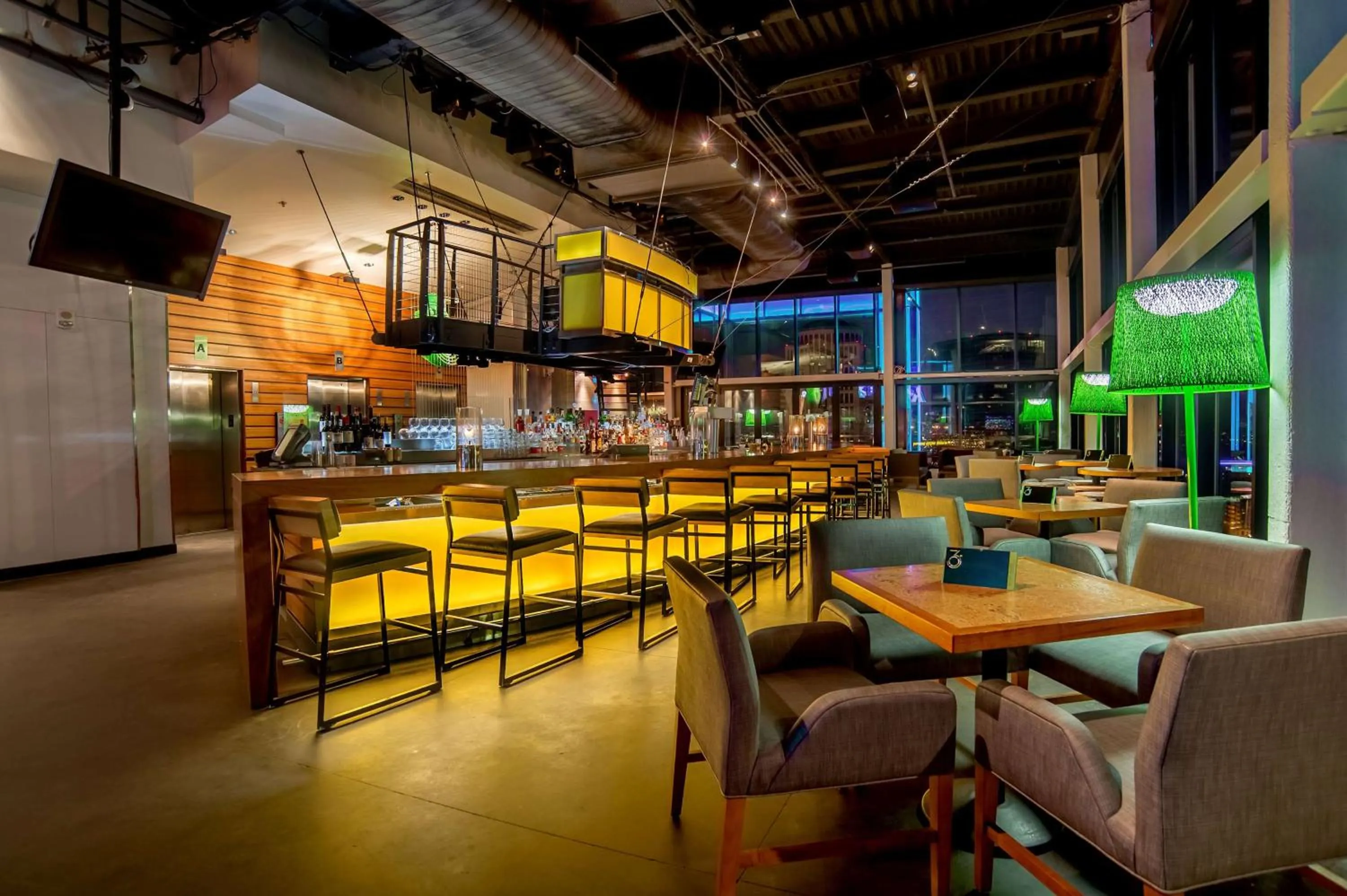 Lounge or bar in Hilton St. Louis at the Ballpark