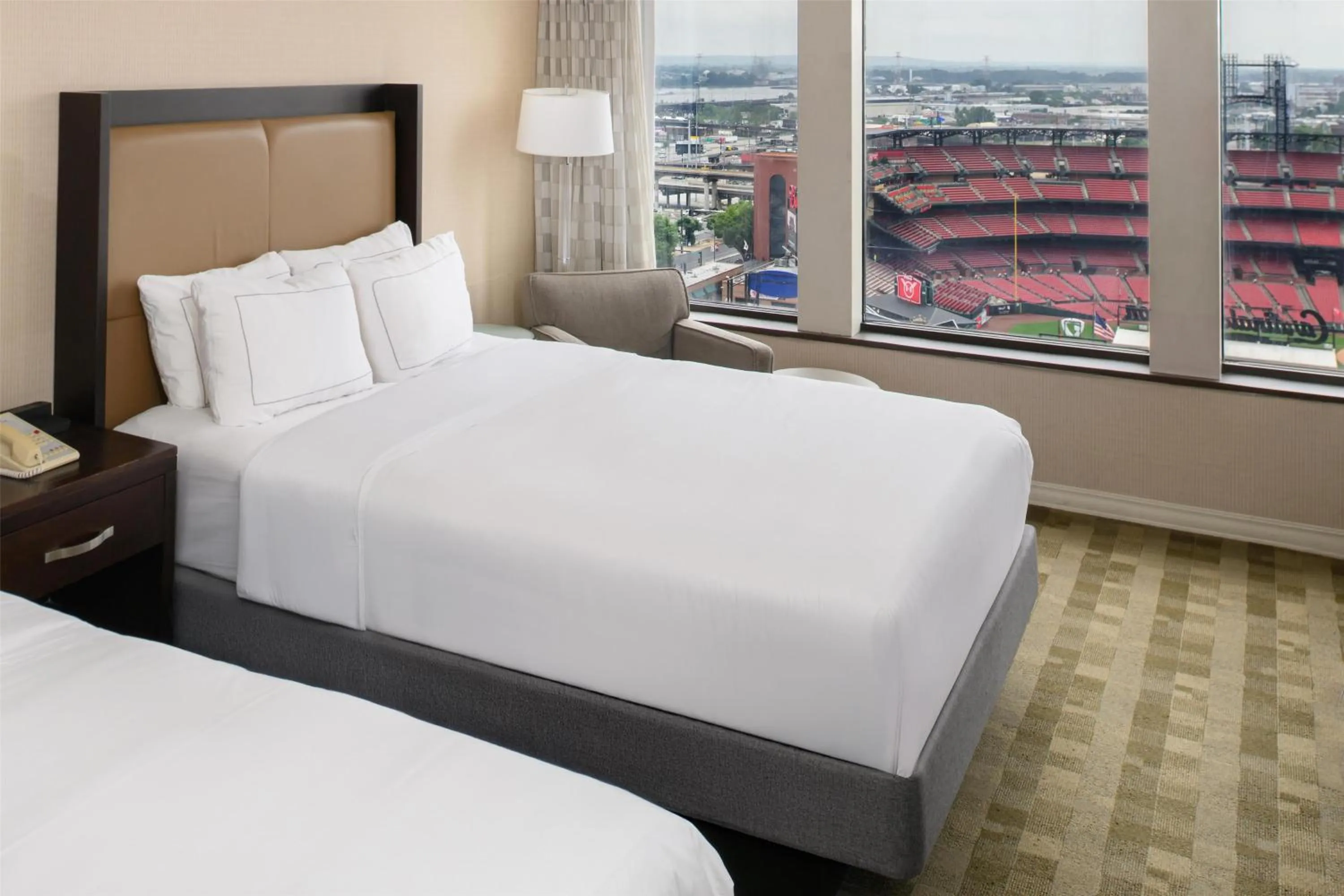 Bed in Hilton St. Louis at the Ballpark