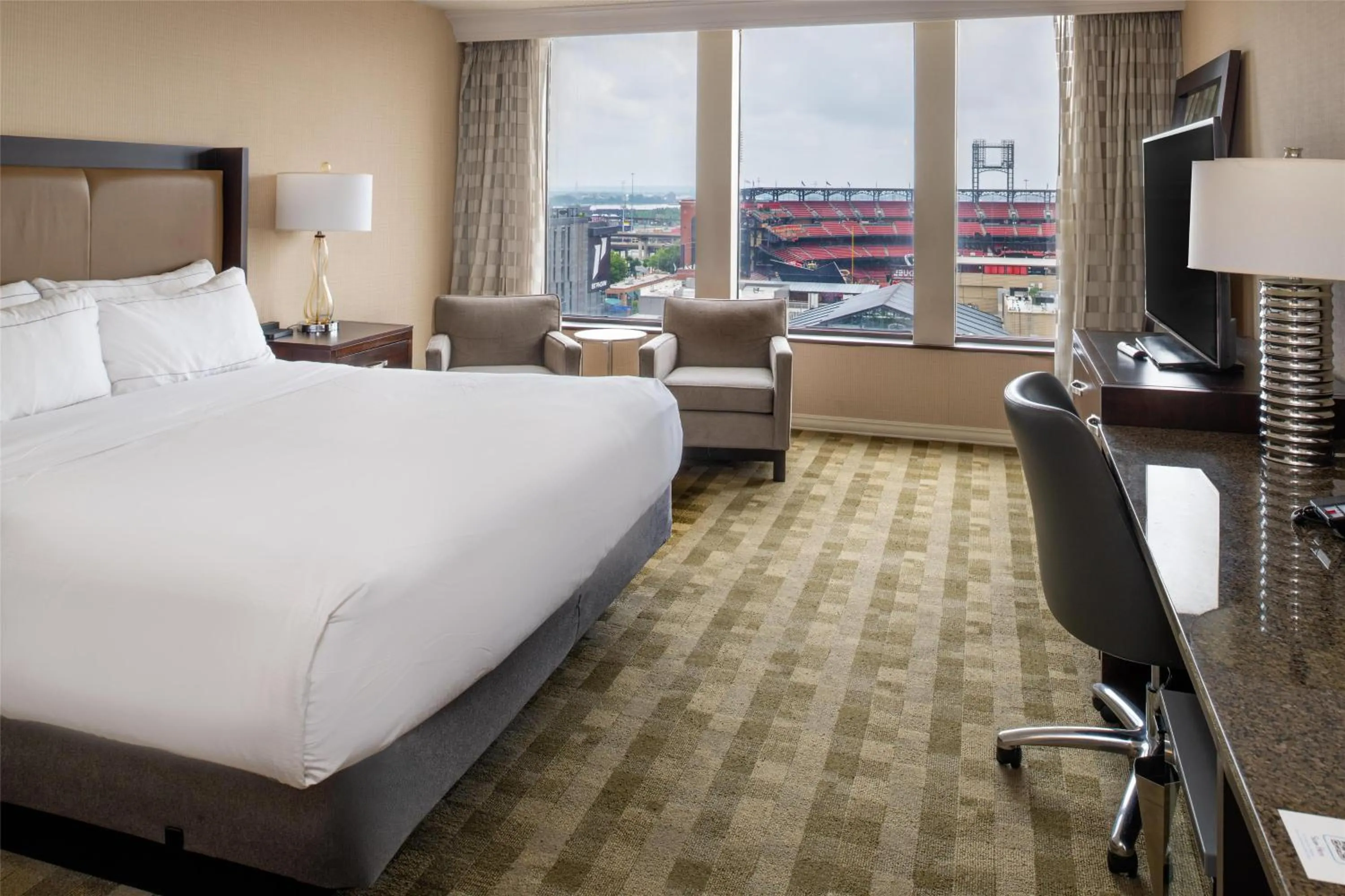 Bed in Hilton St. Louis at the Ballpark