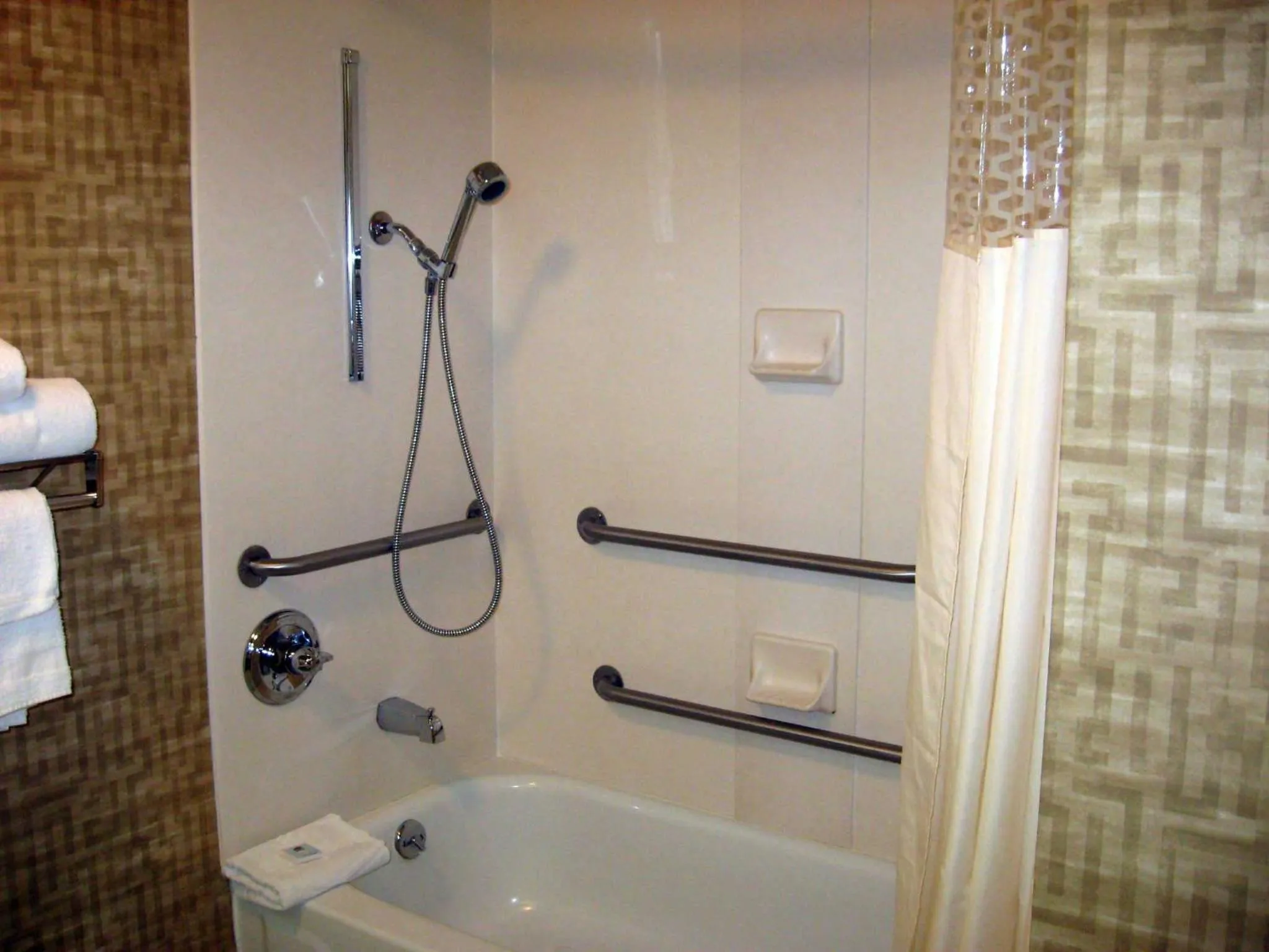 Bathroom in Hampton Inn Cincinnati Kings Island