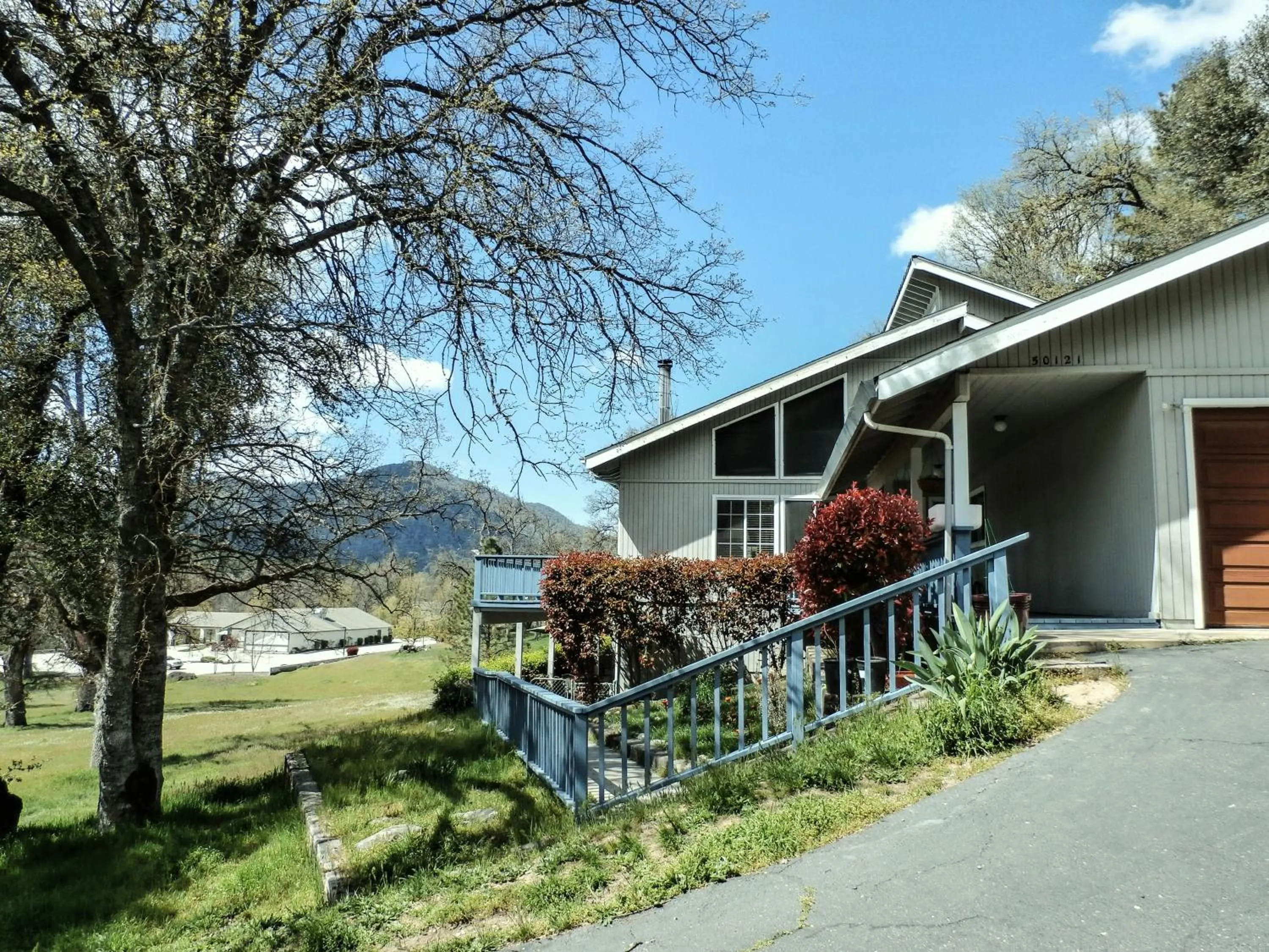 Facade/entrance in Charming Downstairs Unit