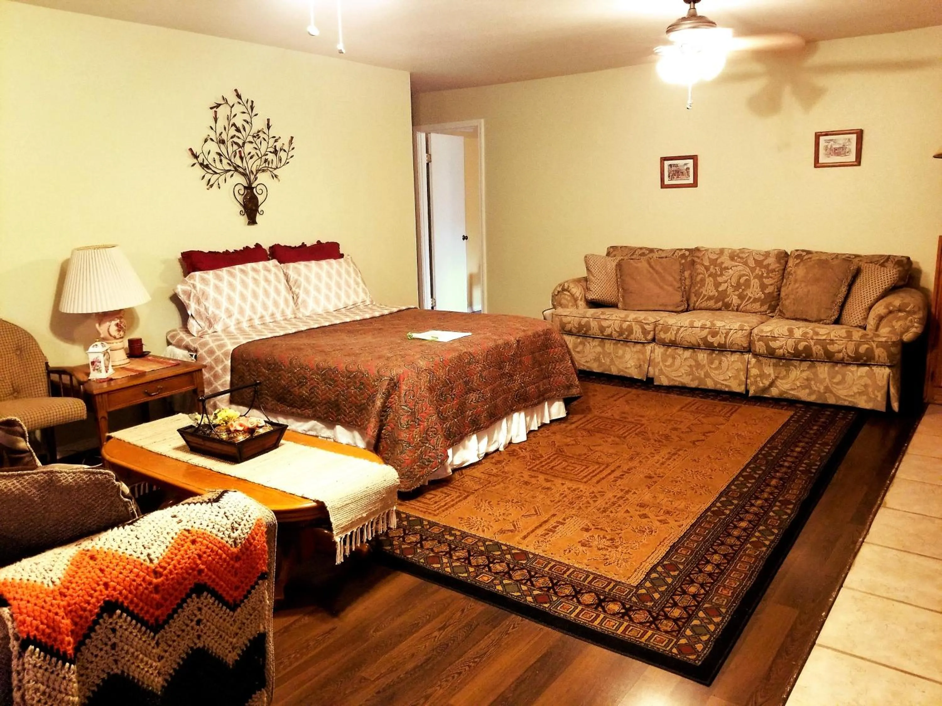 Bed in Charming Downstairs Unit