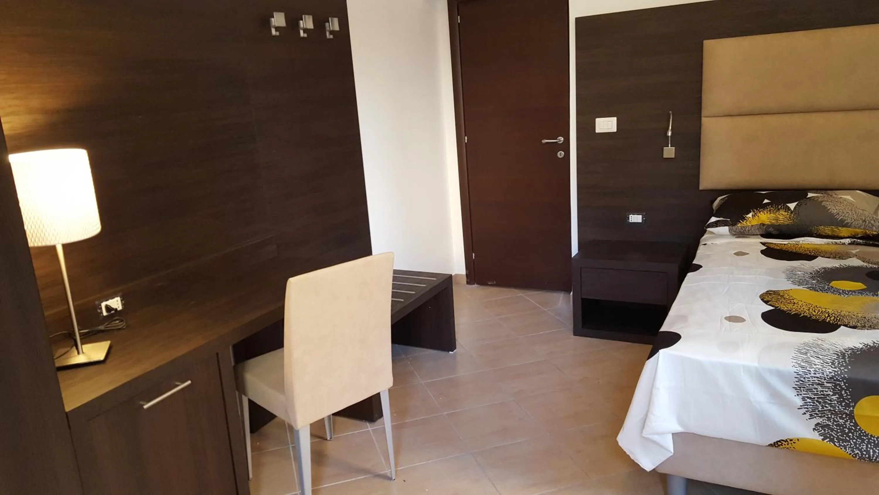 Bedroom, Bed in Una Finestra su Monti