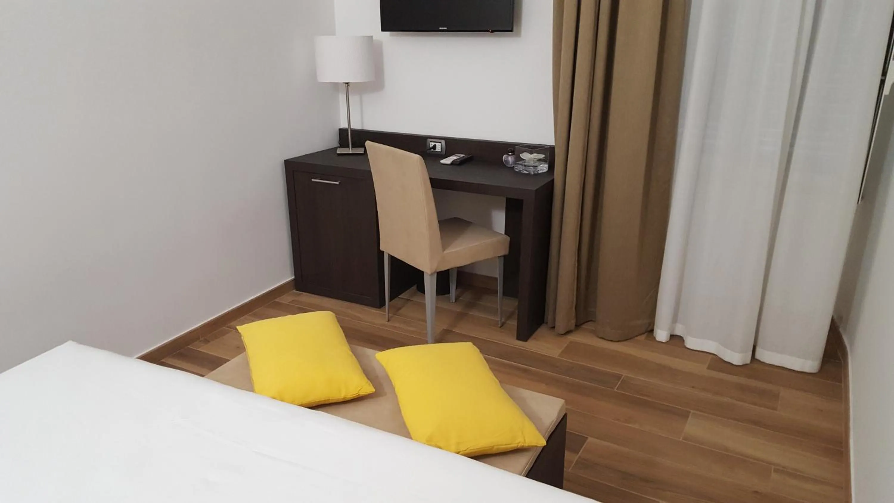 Bedroom, Bed in Una Finestra su Monti