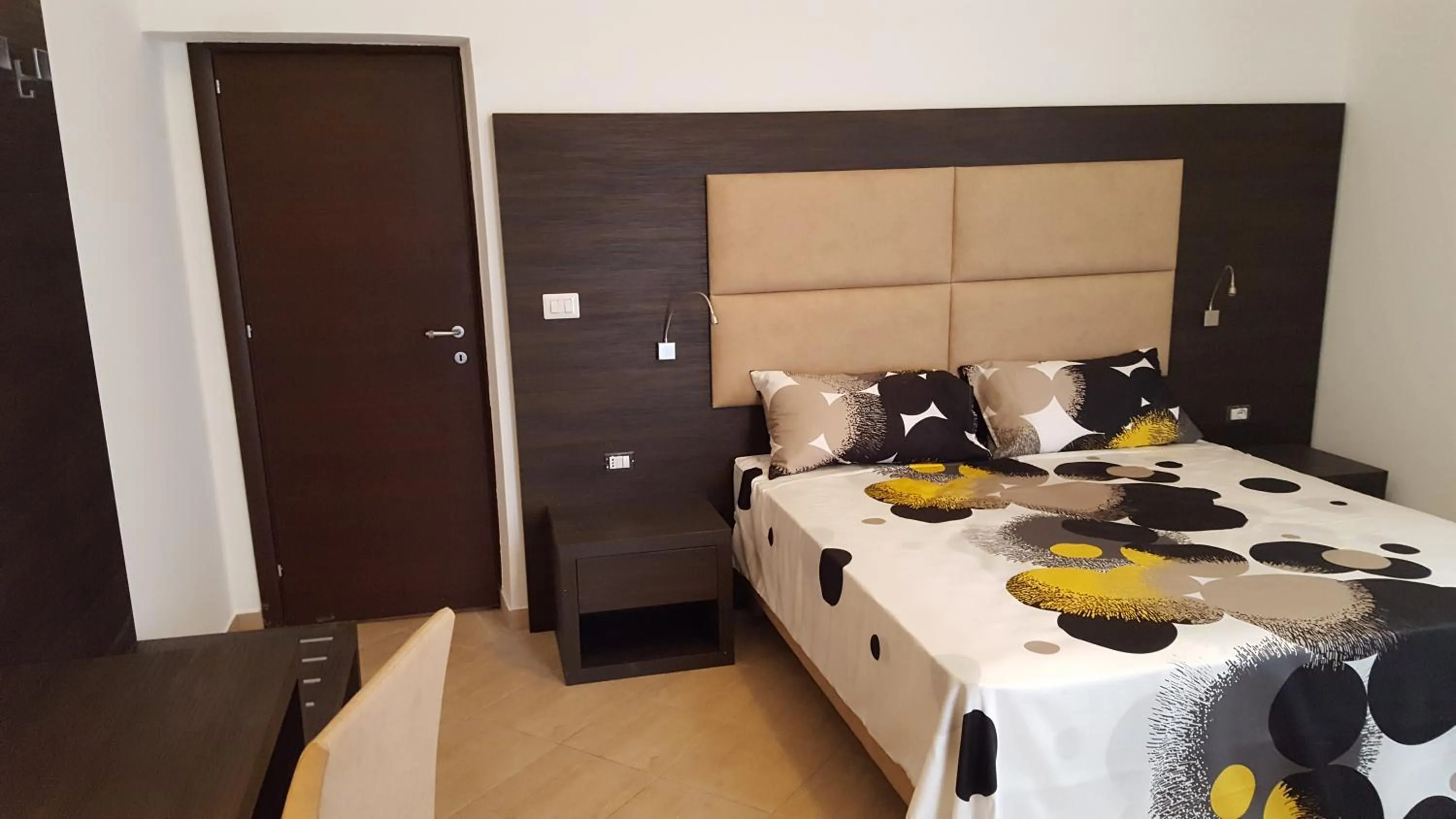 Bedroom, Bed in Una Finestra su Monti