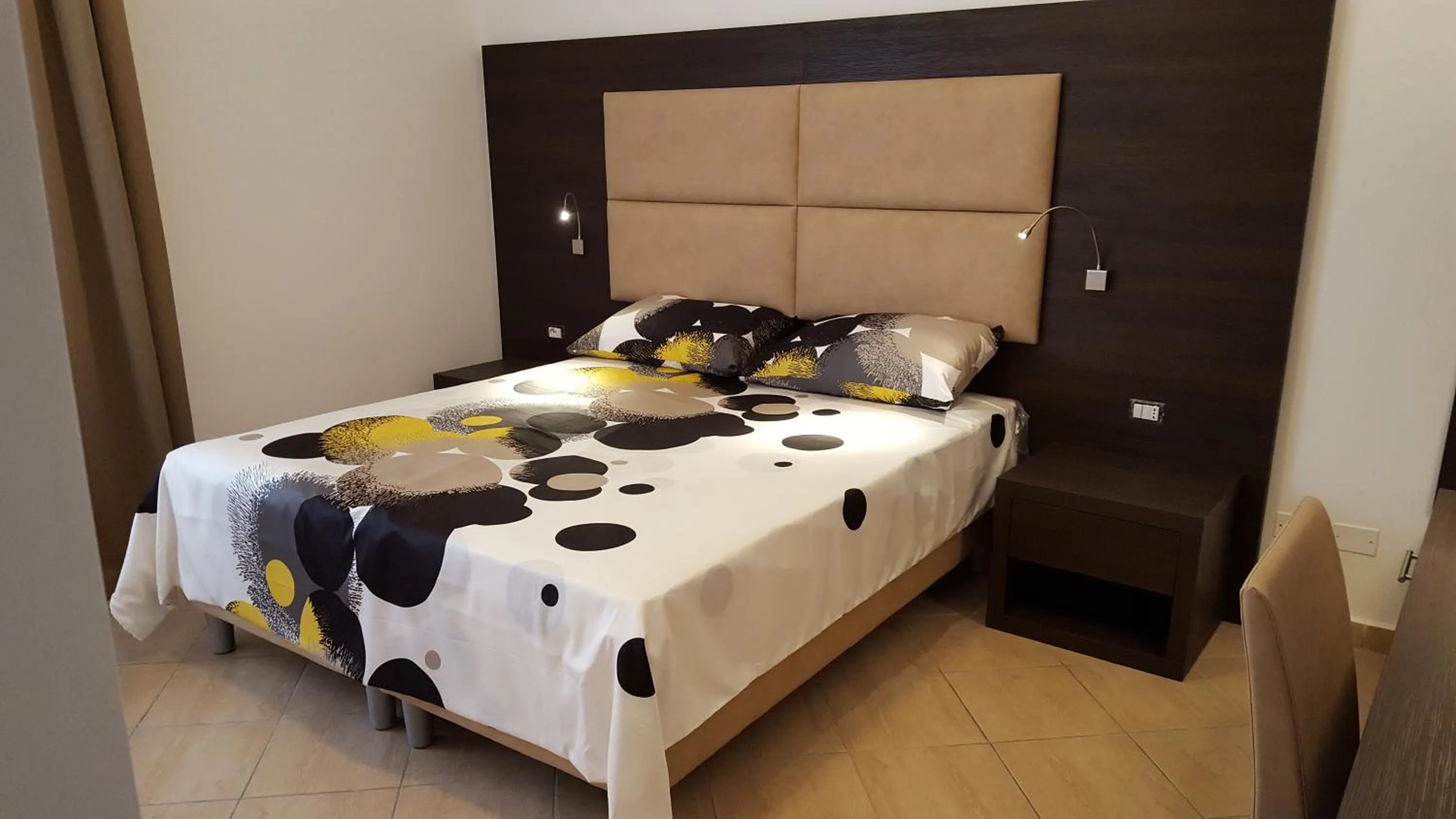 Bedroom, Bed in Una Finestra su Monti