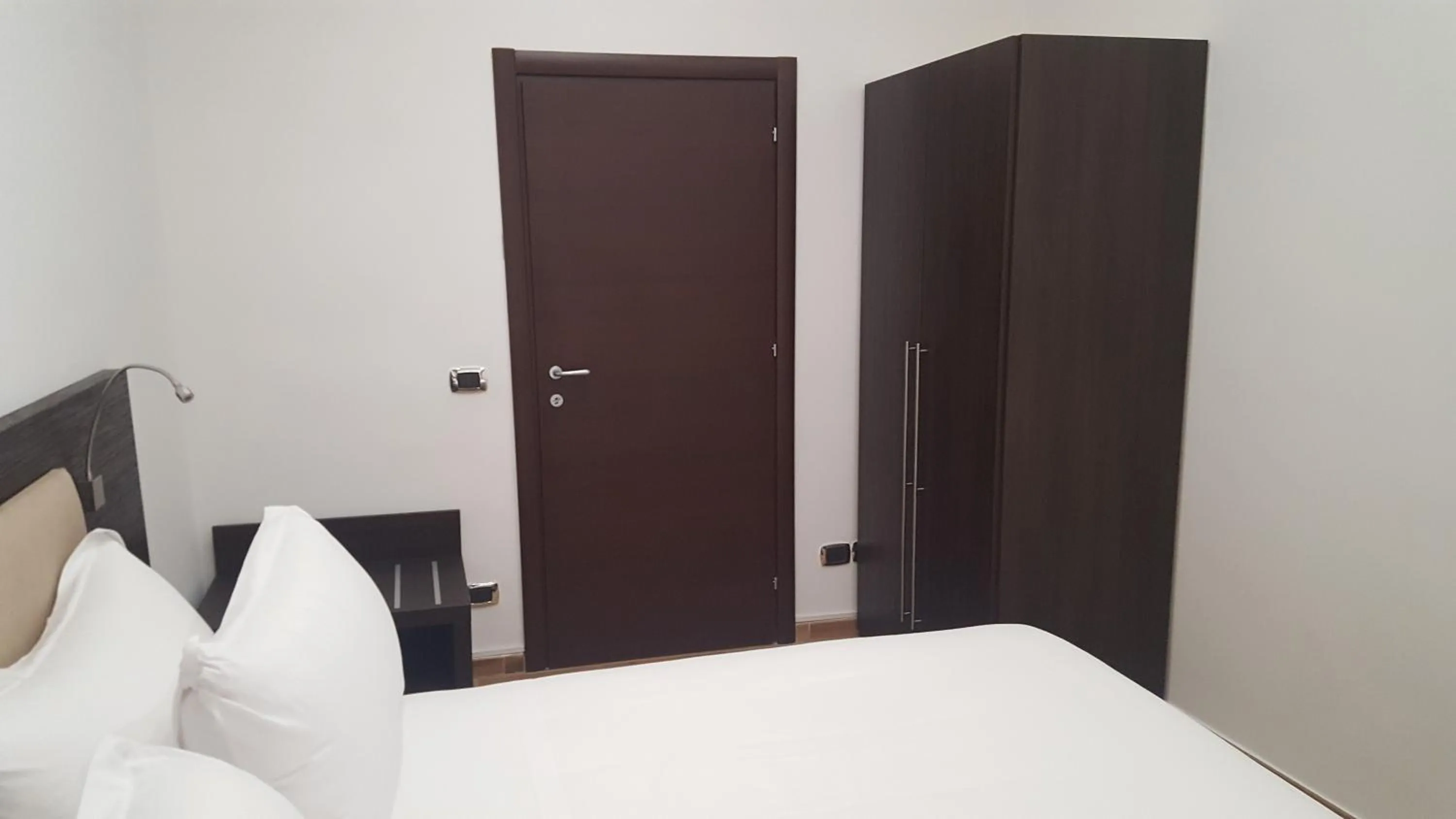 Bedroom, Bed in Una Finestra su Monti