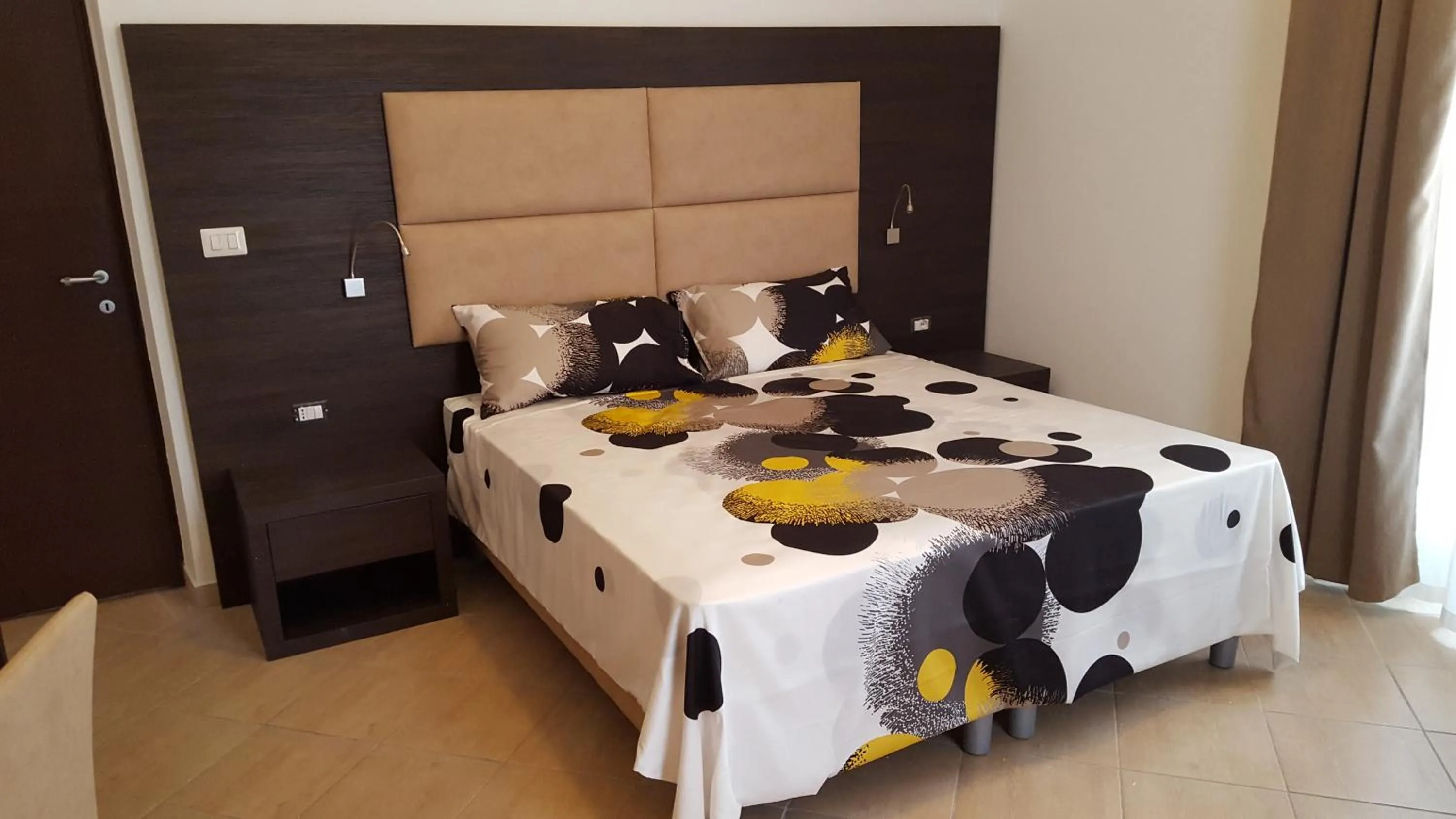 Bedroom, Bed in Una Finestra su Monti