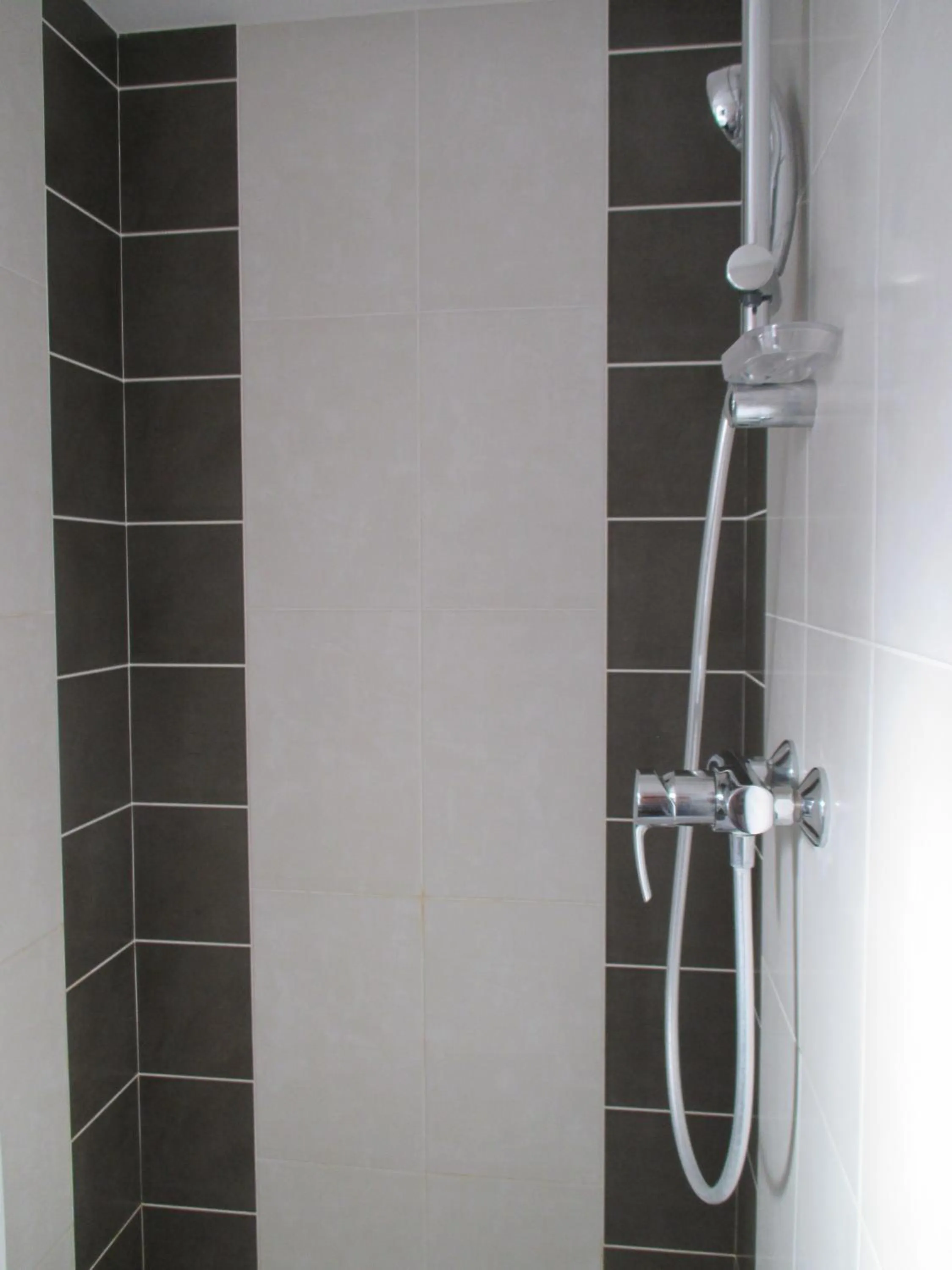 Shower in Hôtel Montchapet Dijon Centre