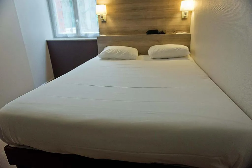 Bed in Hôtel Montchapet Dijon Centre