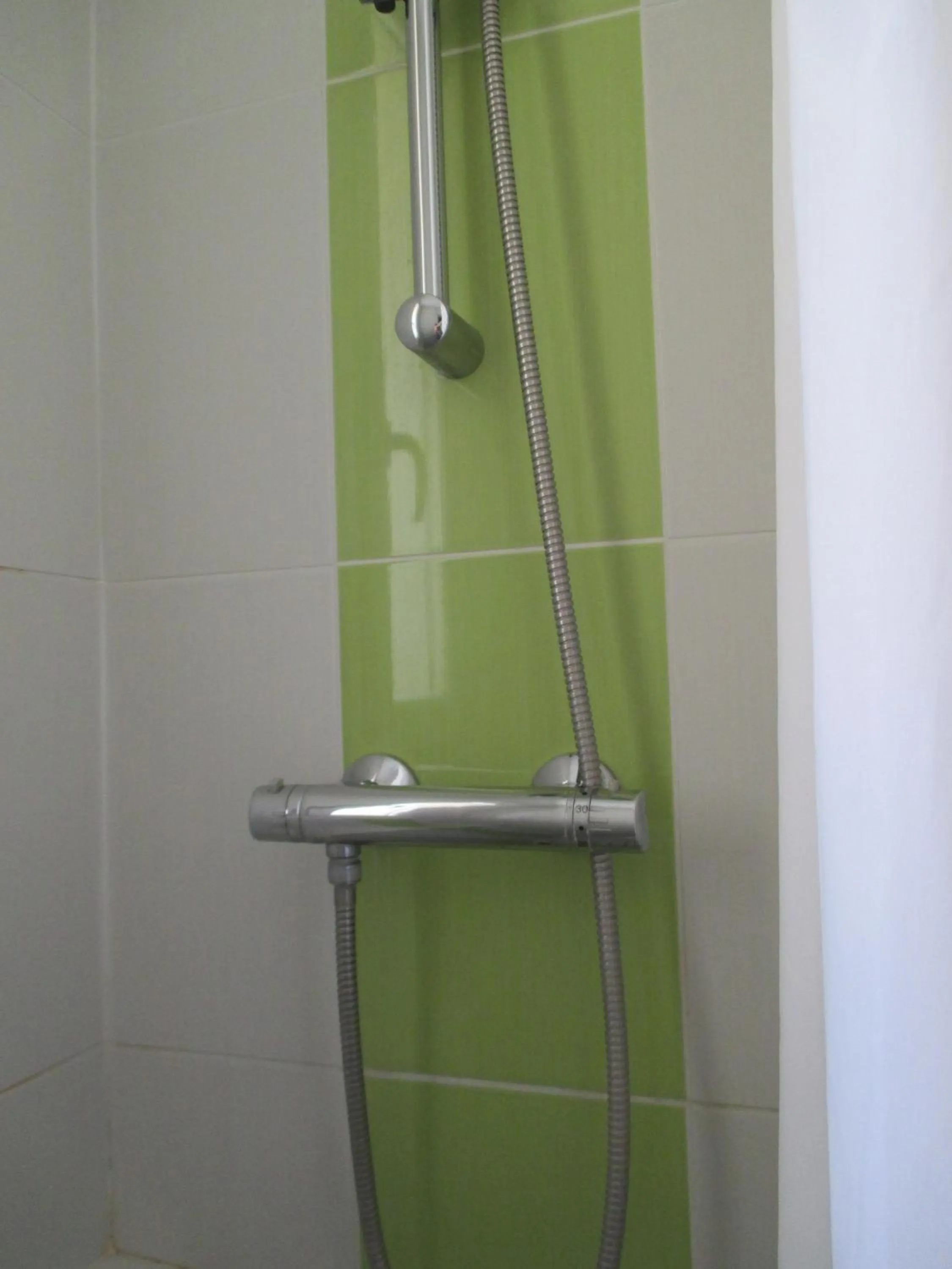 Shower in Hôtel Montchapet Dijon Centre
