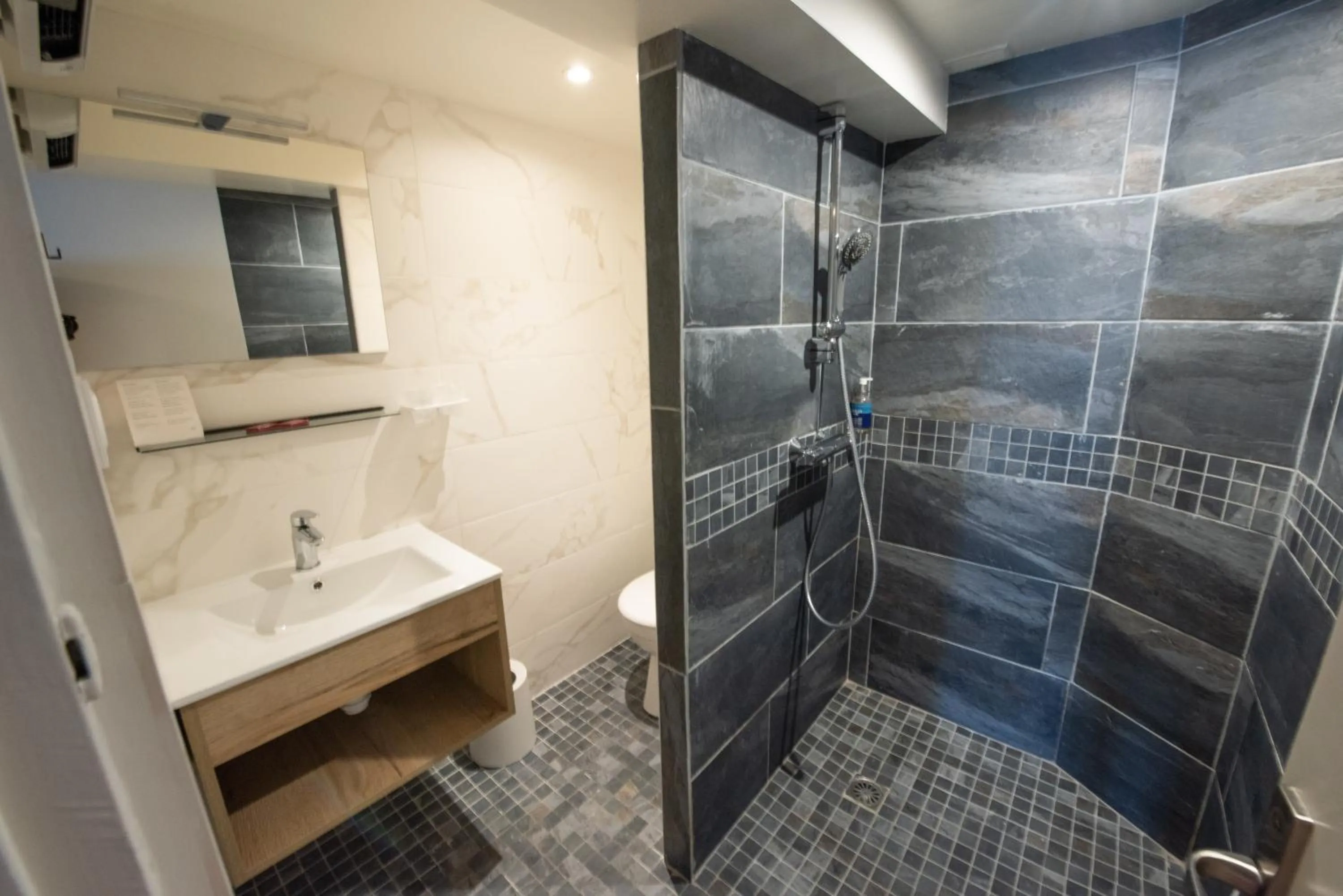 Bathroom in Hotel Restaurant La Villa Arena