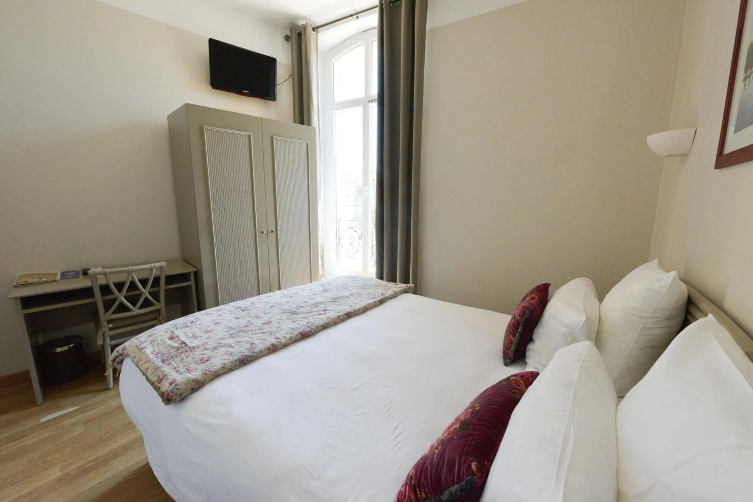 Photo of the whole room, Bed in Hotel Restaurant La Villa Arena