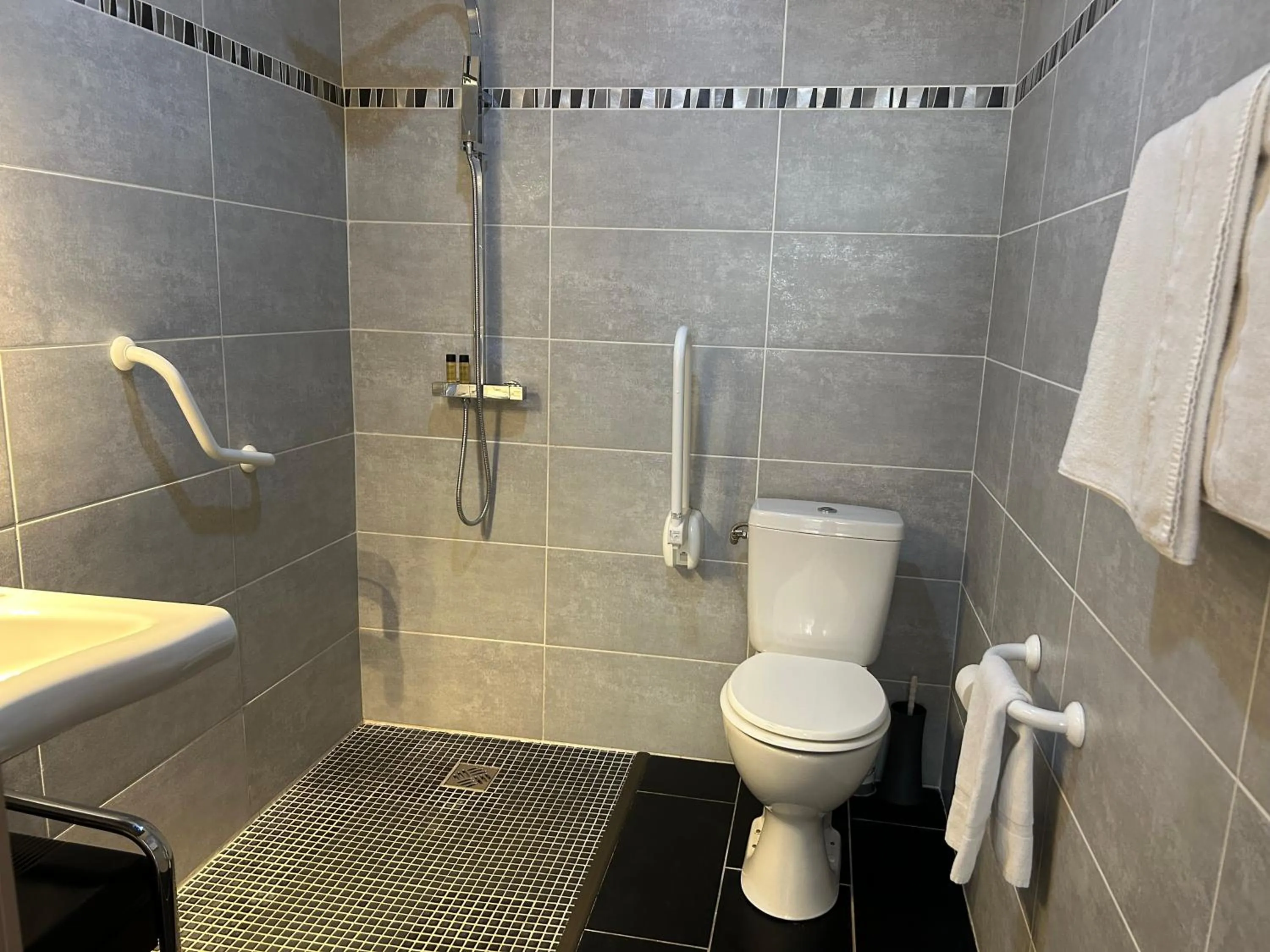 Shower in Hotel Amiraute