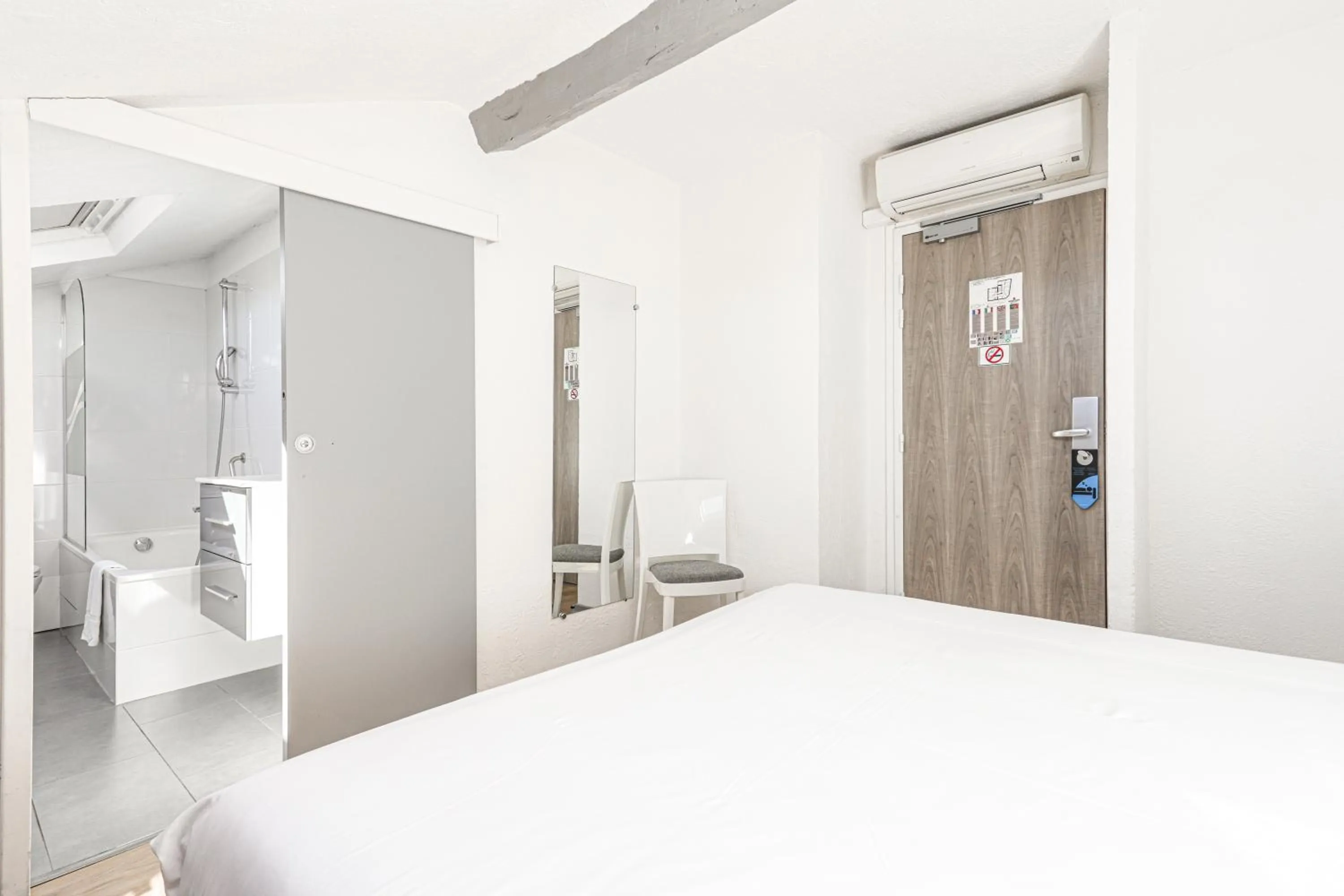 Bed in Hotel Amiraute