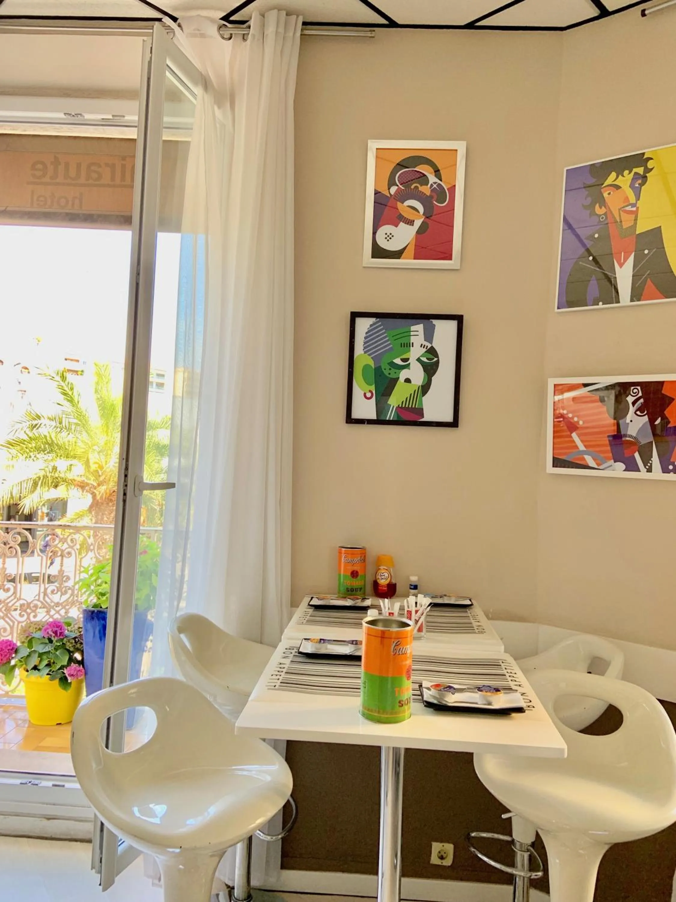 Food and drinks in Hotel Amiraute