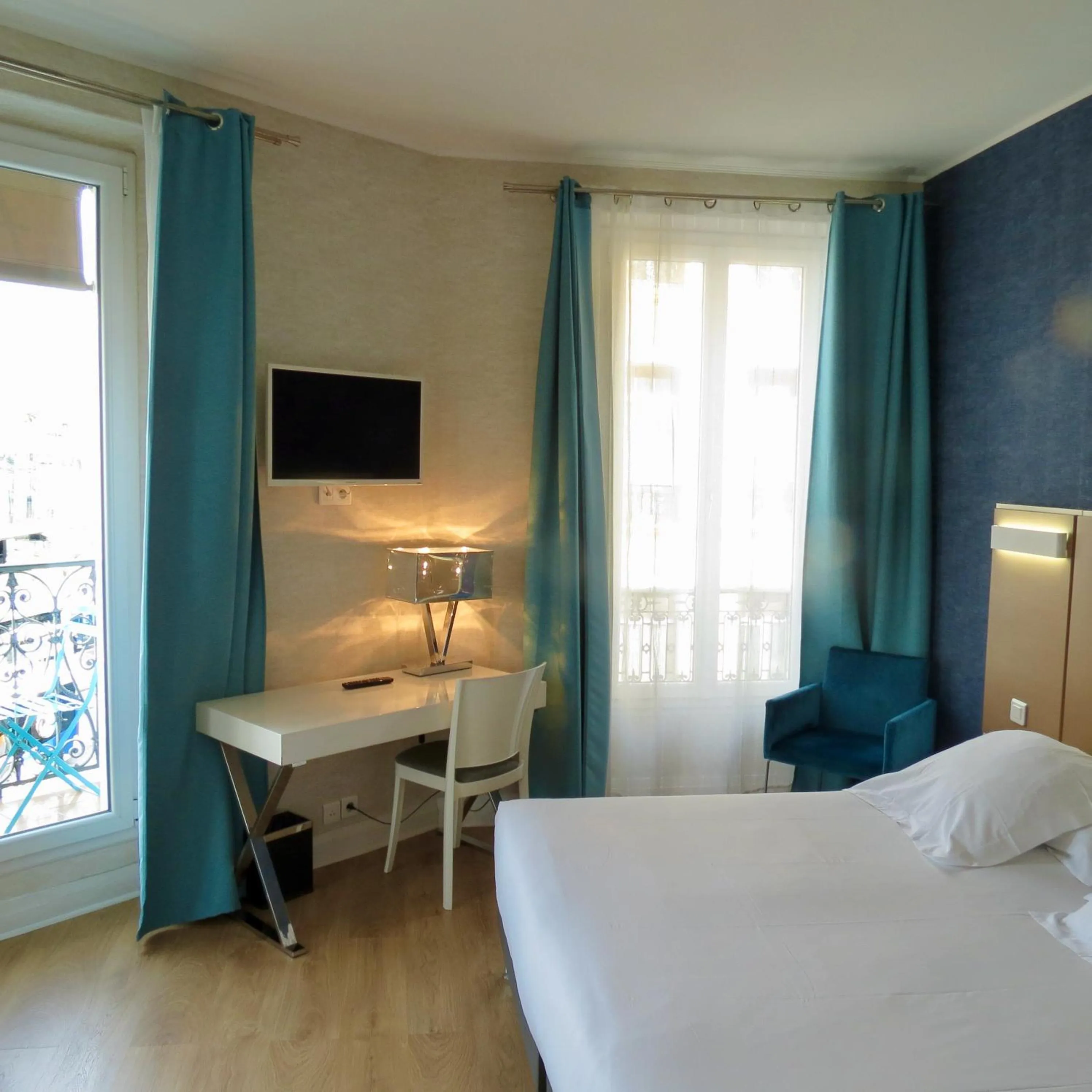Property building, Bed in Hotel Amiraute