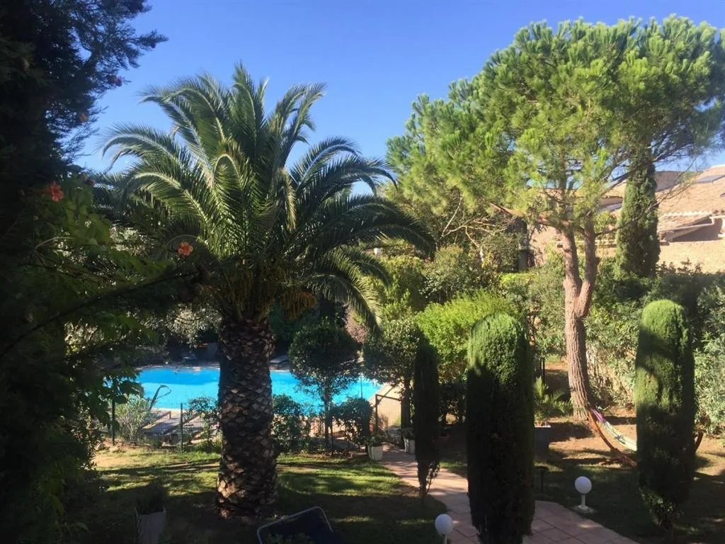Pool view in Le Jardin d'Homps