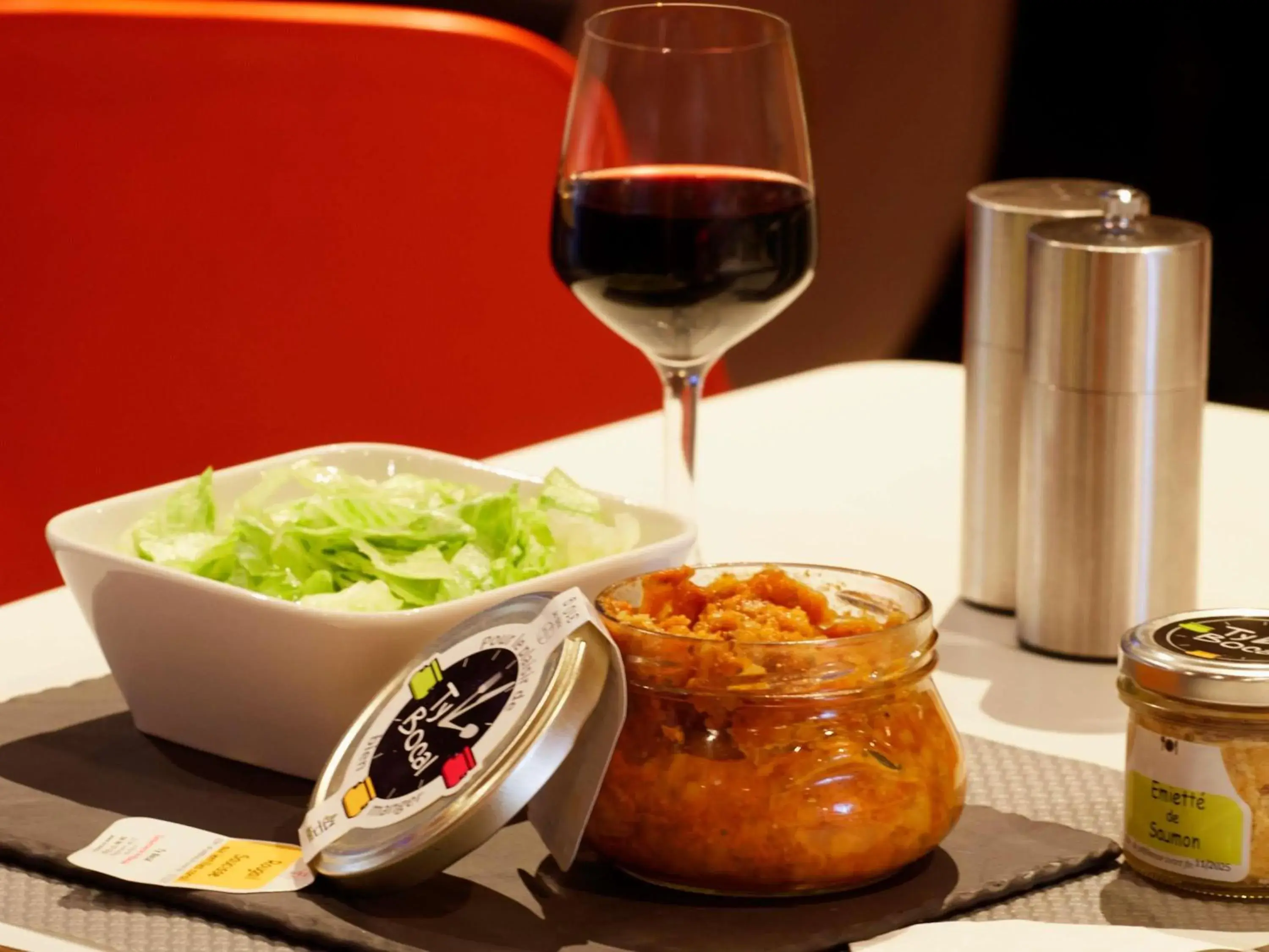 Lounge or bar in ibis Lorient Centre Gare Lounge or bar in ibis Lorient Centre Gare