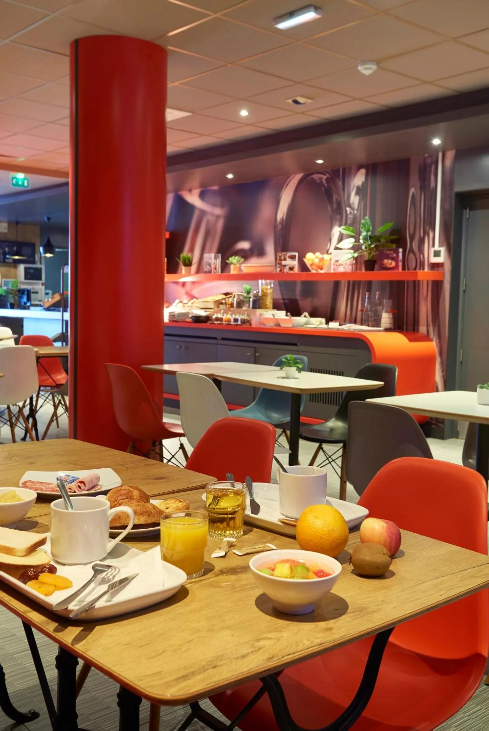 Restaurant/places to eat in ibis Lorient Centre Gare