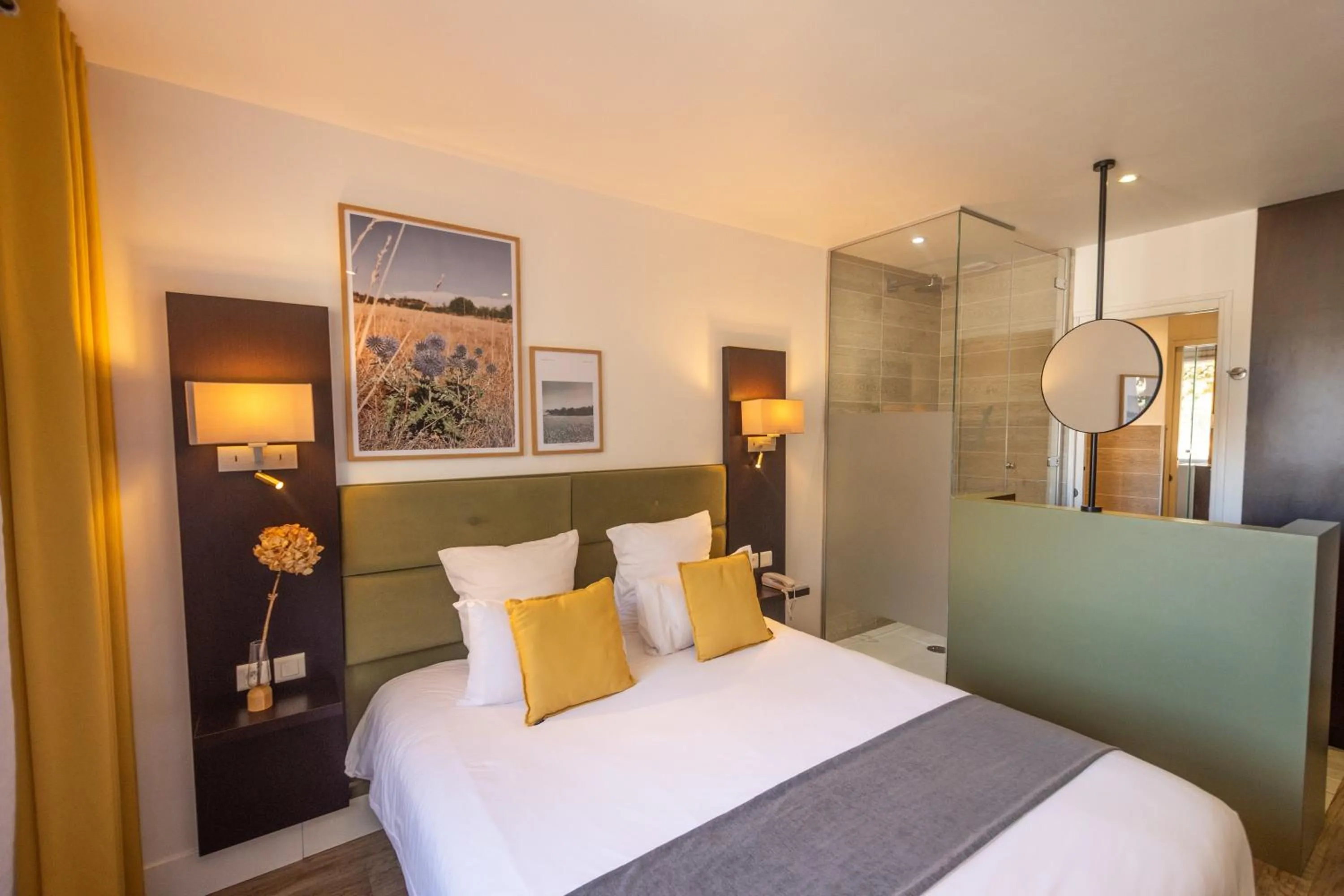 Photo of the whole room, Bed in Hotel & Spa des Gorges du Verdon