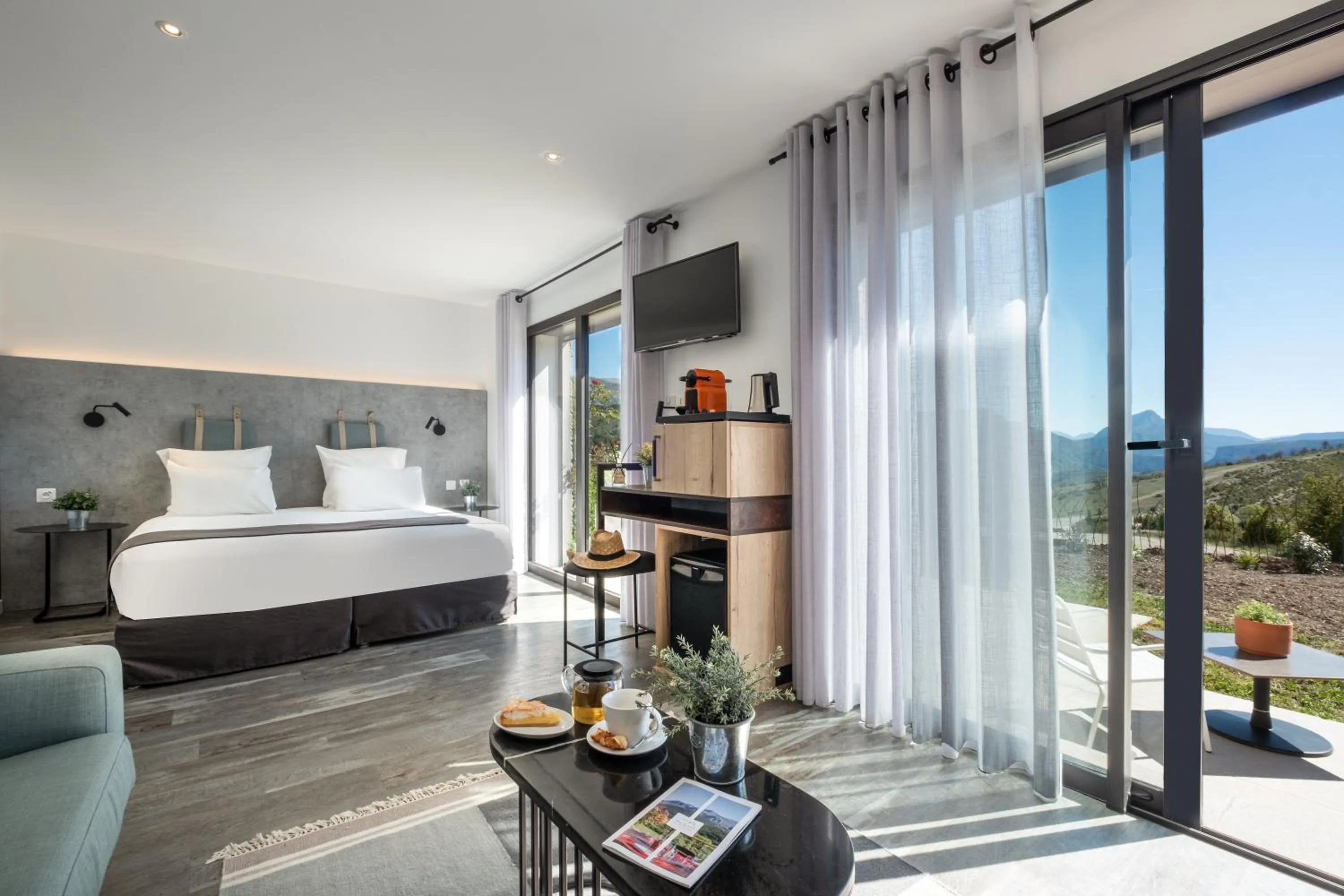 Balcony/Terrace, Bed in Hotel & Spa des Gorges du Verdon