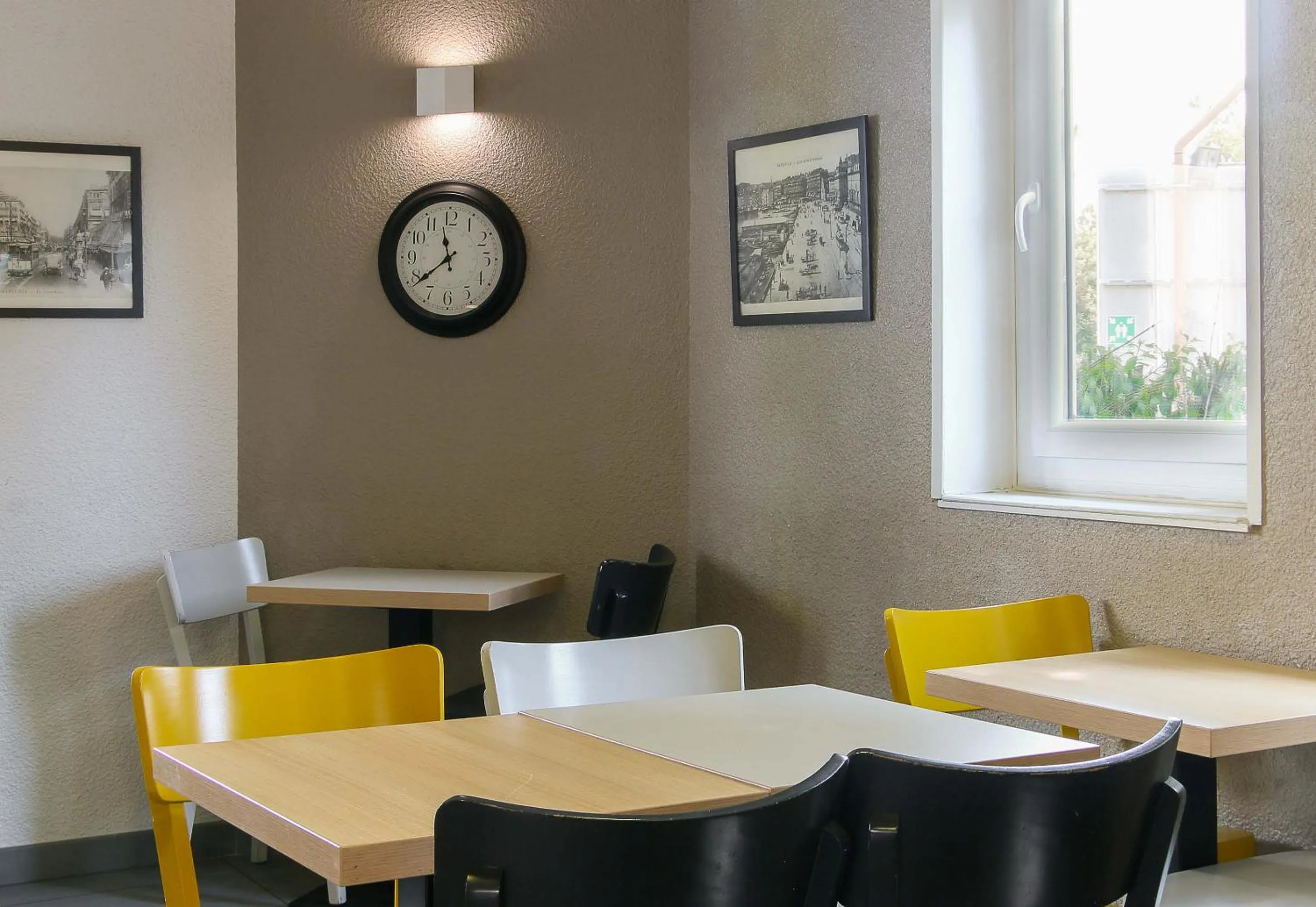 Restaurant/places to eat in B&B HOTEL Marseille Estaque