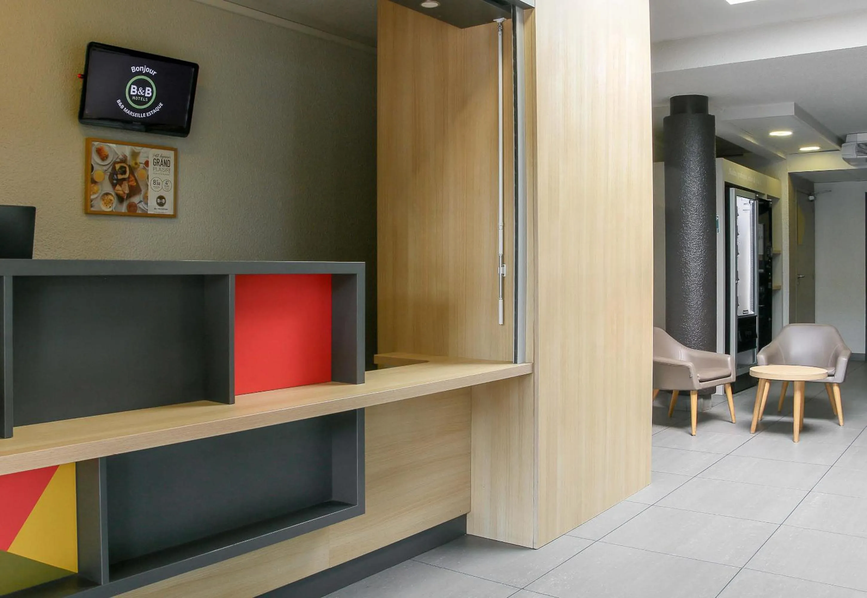 Lobby or reception in B&B HOTEL Marseille Estaque