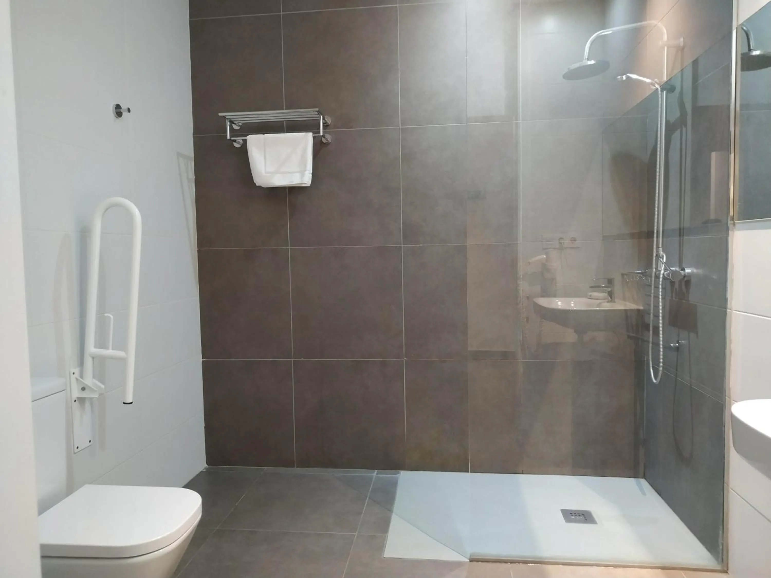 Shower in Flats Friends Soho Suites