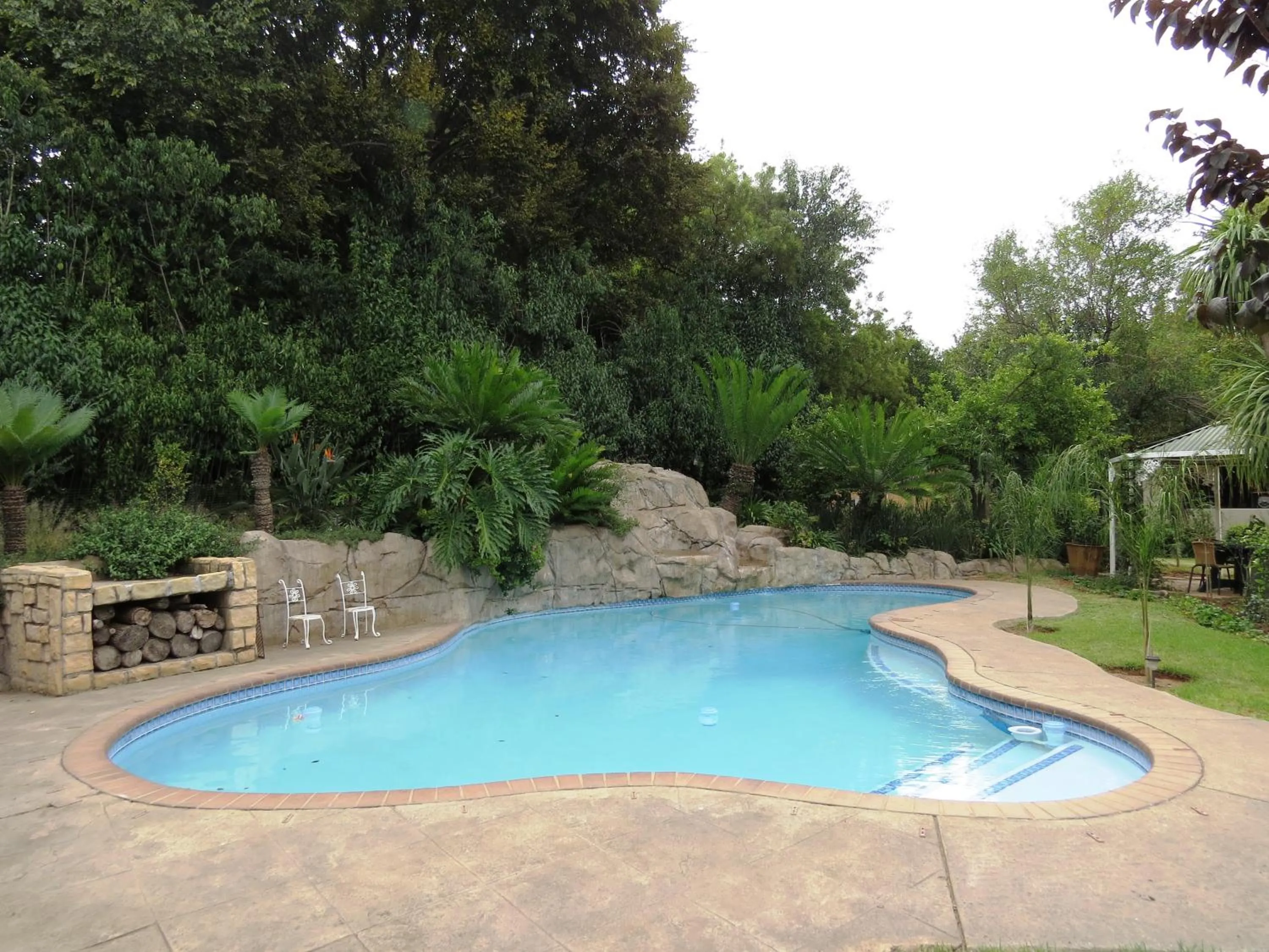 Swimming pool in Dunton Guest House