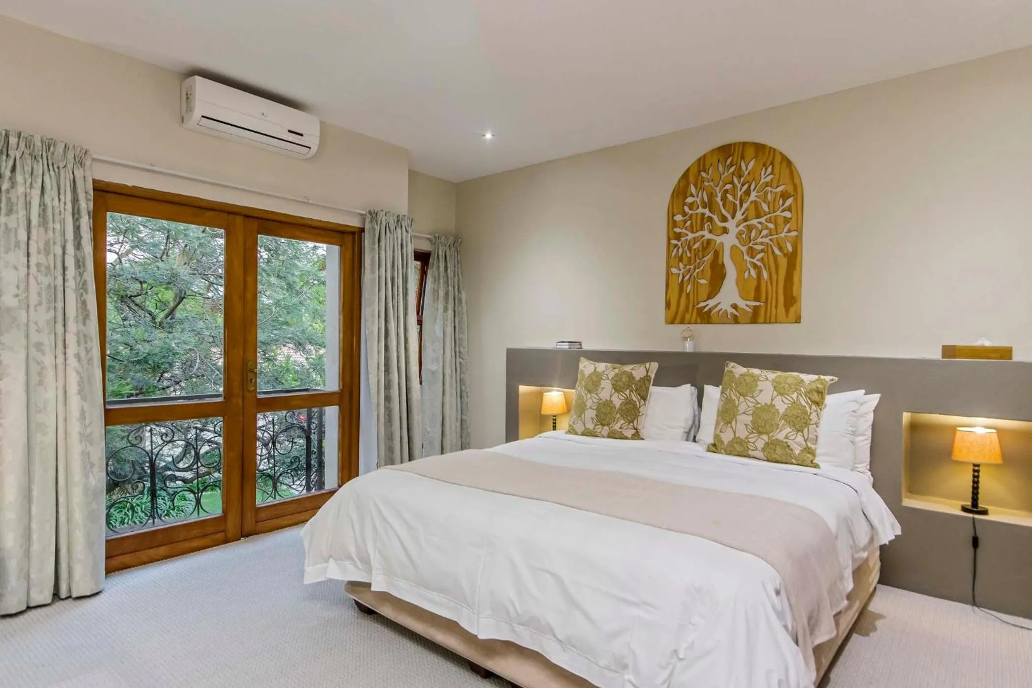 Bed in Dunton Guest House