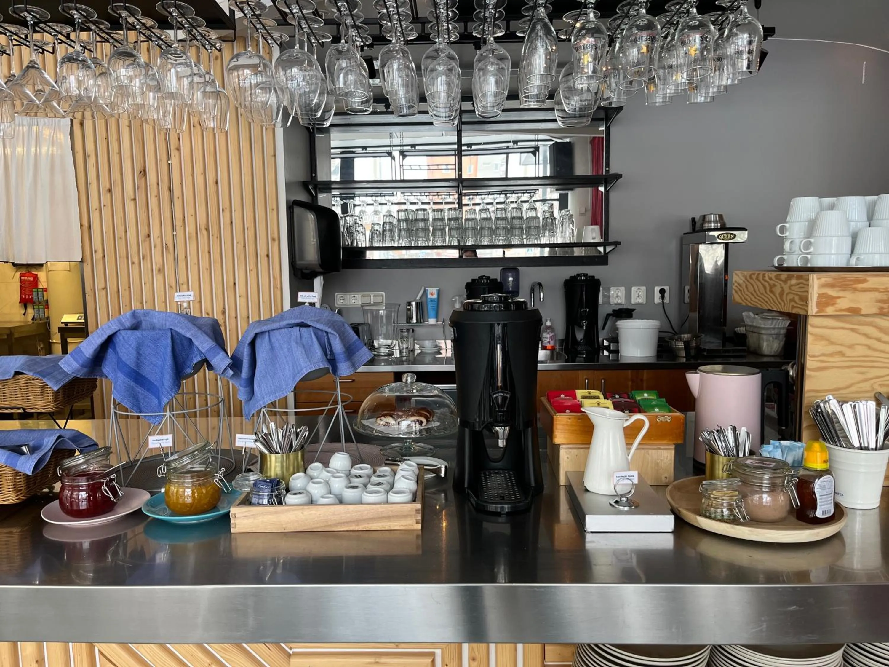 Restaurant/places to eat in 2Home Hotel Apartments