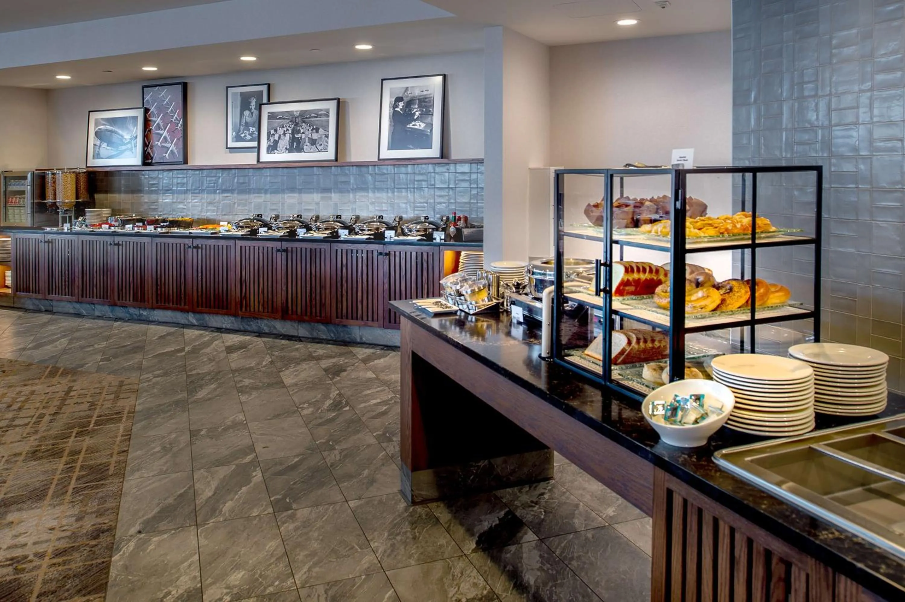 Restaurant/places to eat in Hilton St. Louis Airport