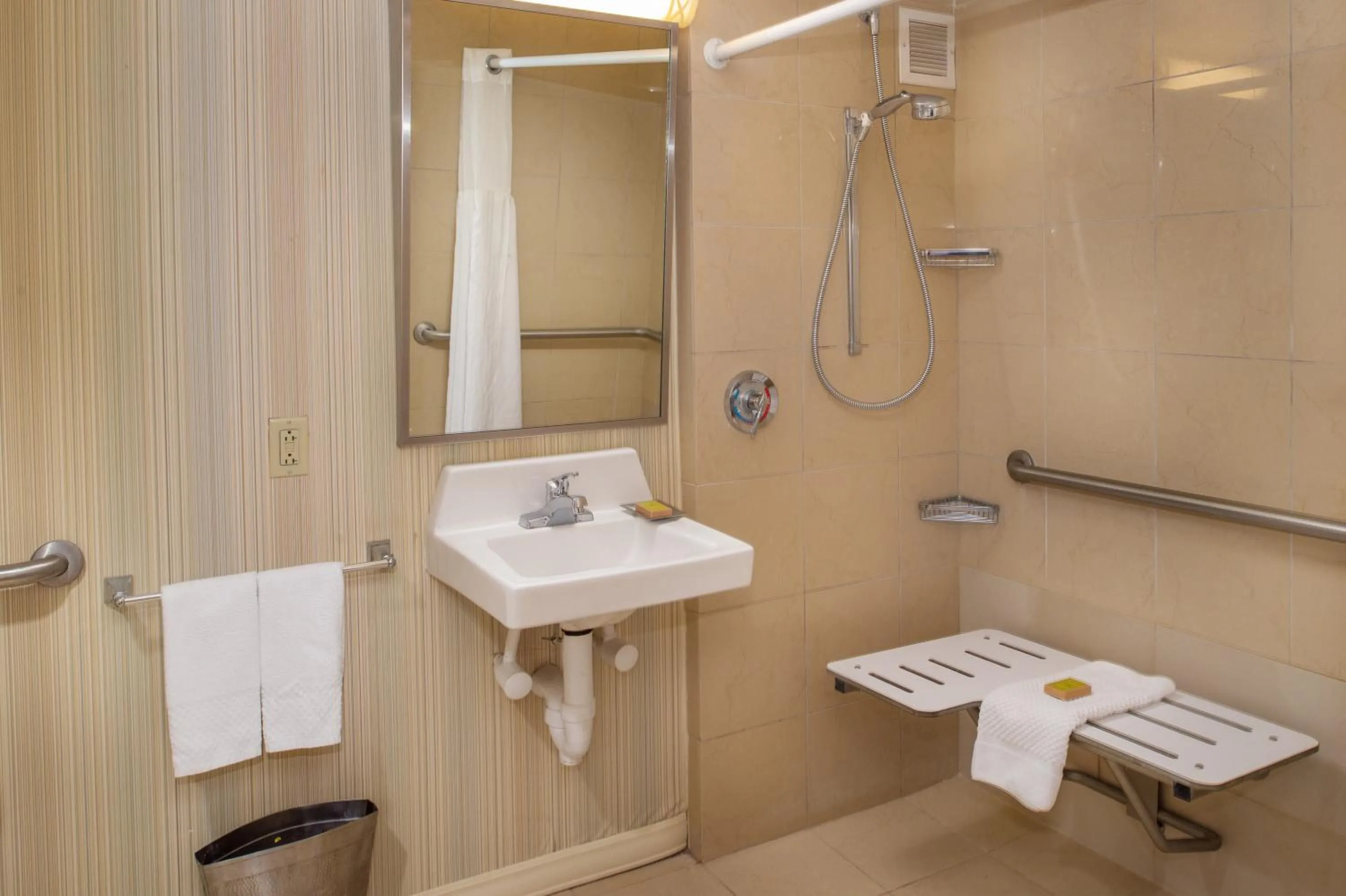 Shower in Hilton St. Louis Airport