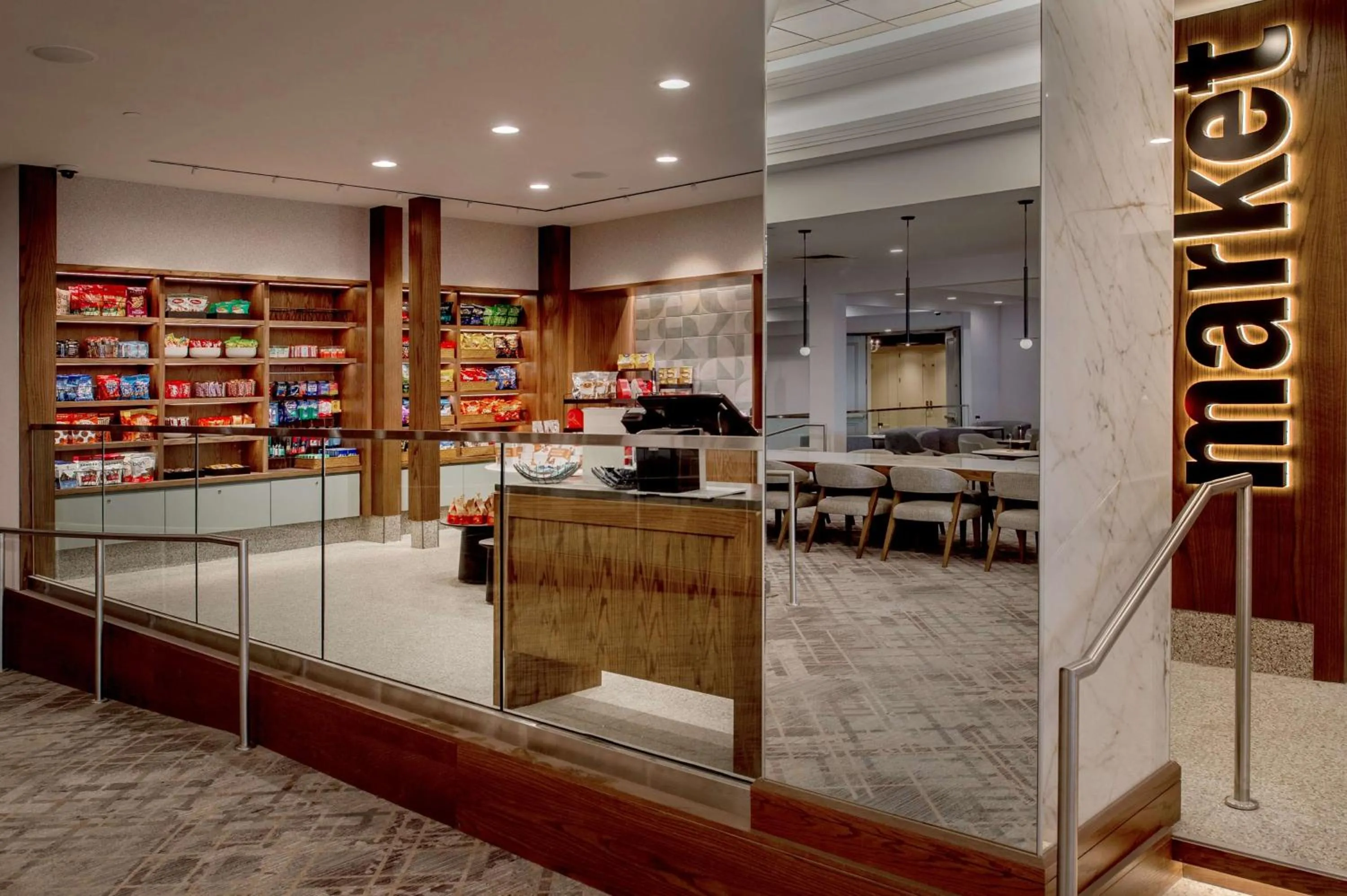 Restaurant/places to eat in Hilton St. Louis Airport