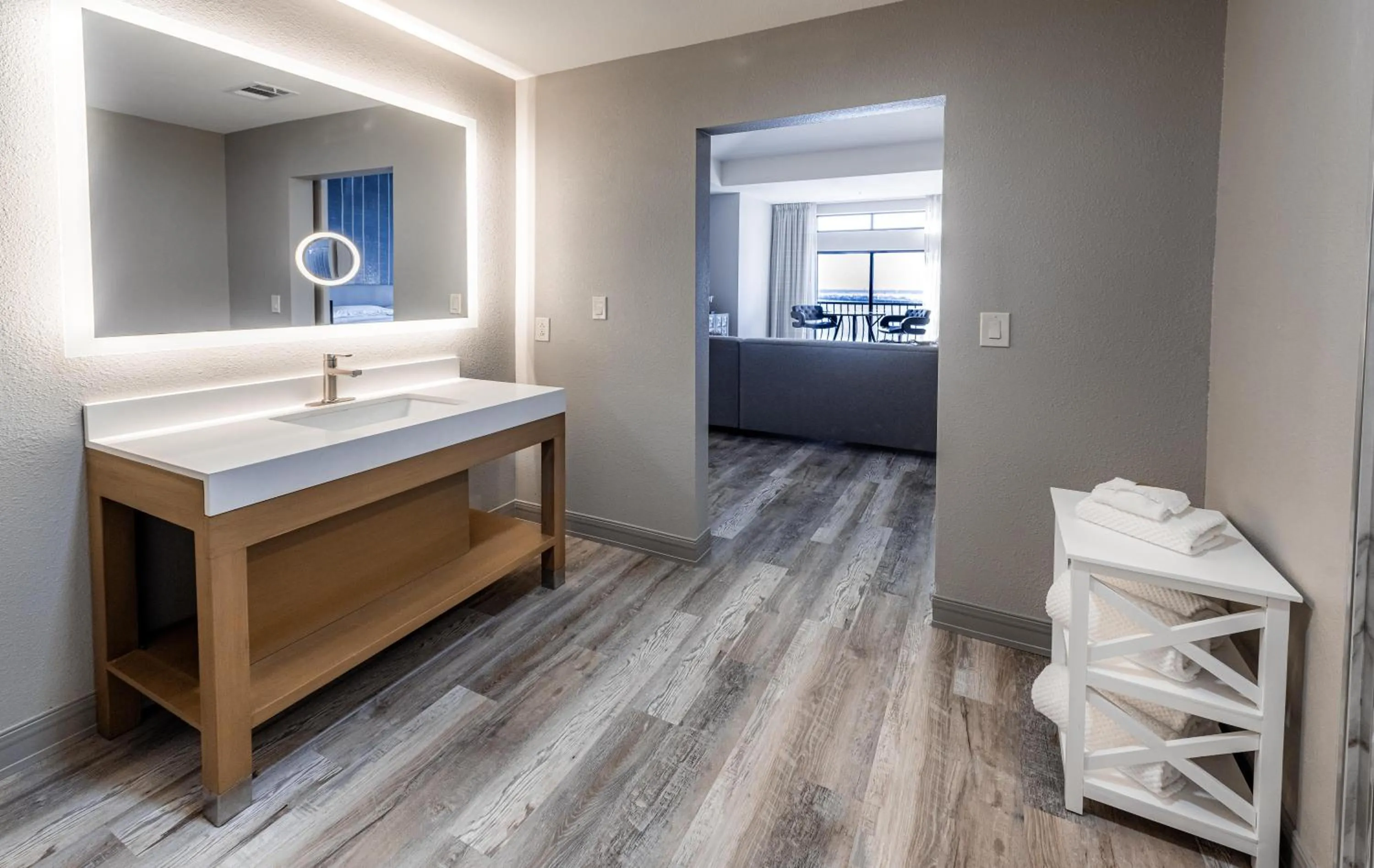 Bathroom, Bed in Hilton Dallas/Rockwall Lakefront Hotel