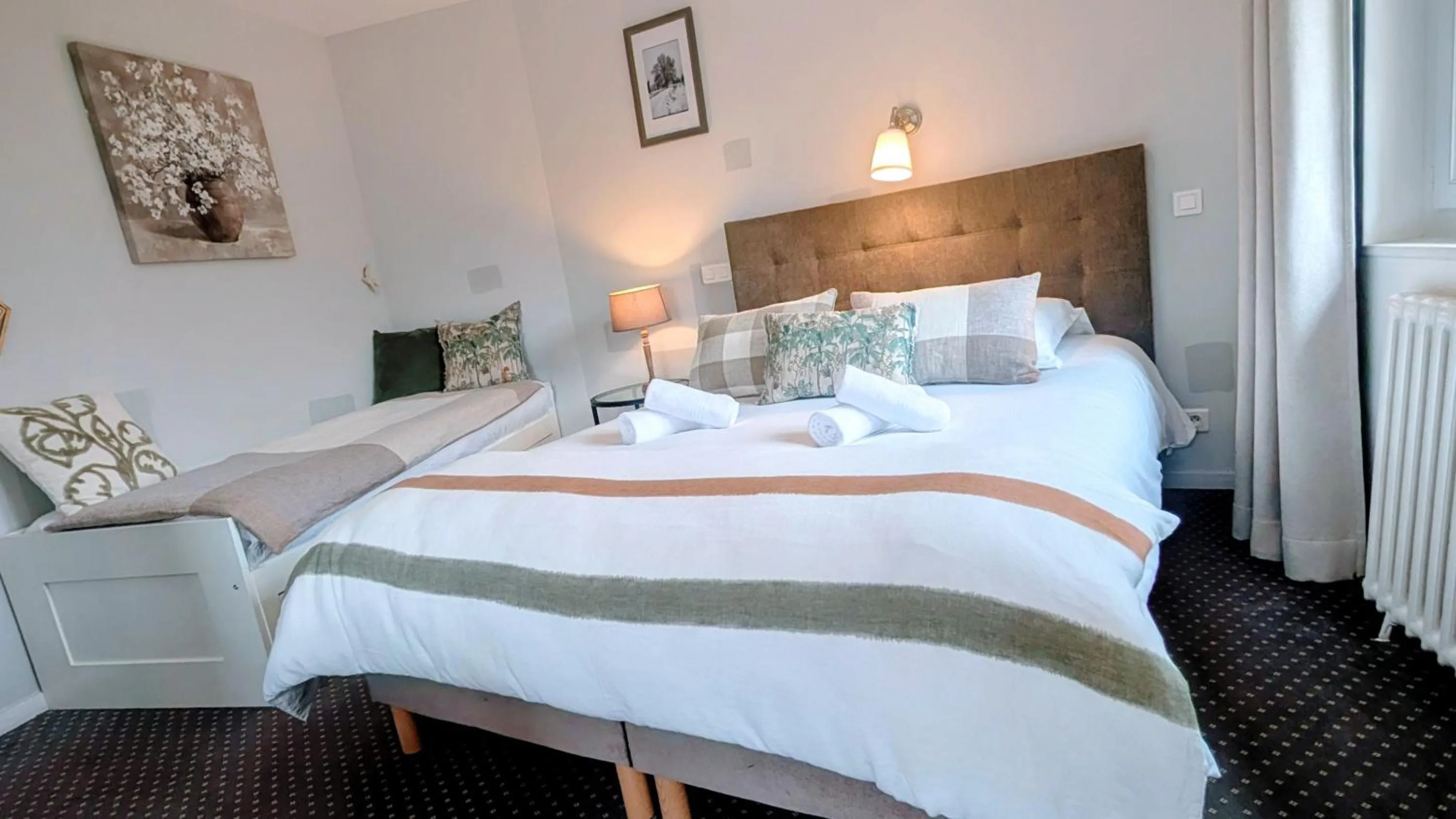 Bed in Hôtel Restaurant du Plomb du Cantal