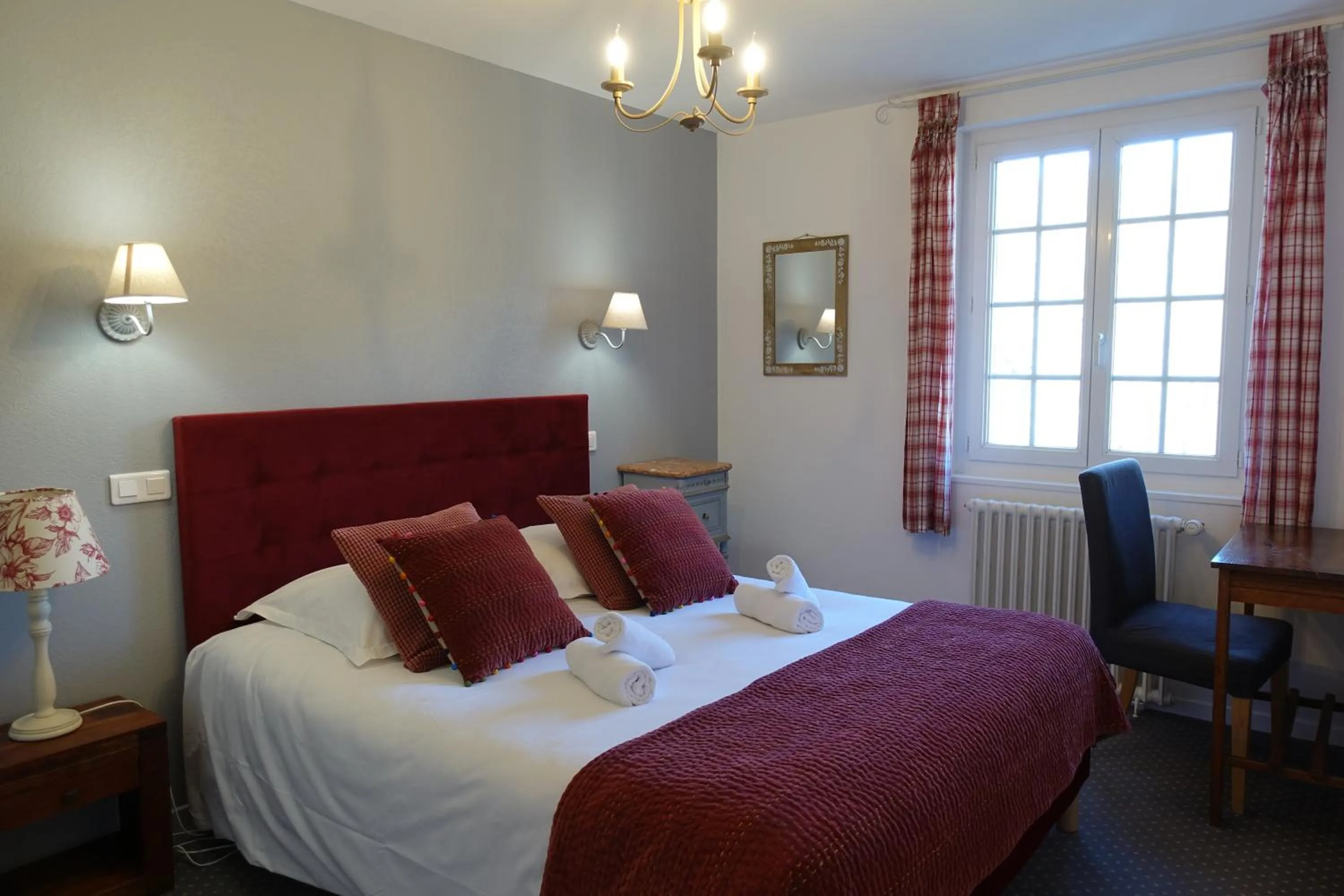 Bed in Hôtel Restaurant du Plomb du Cantal