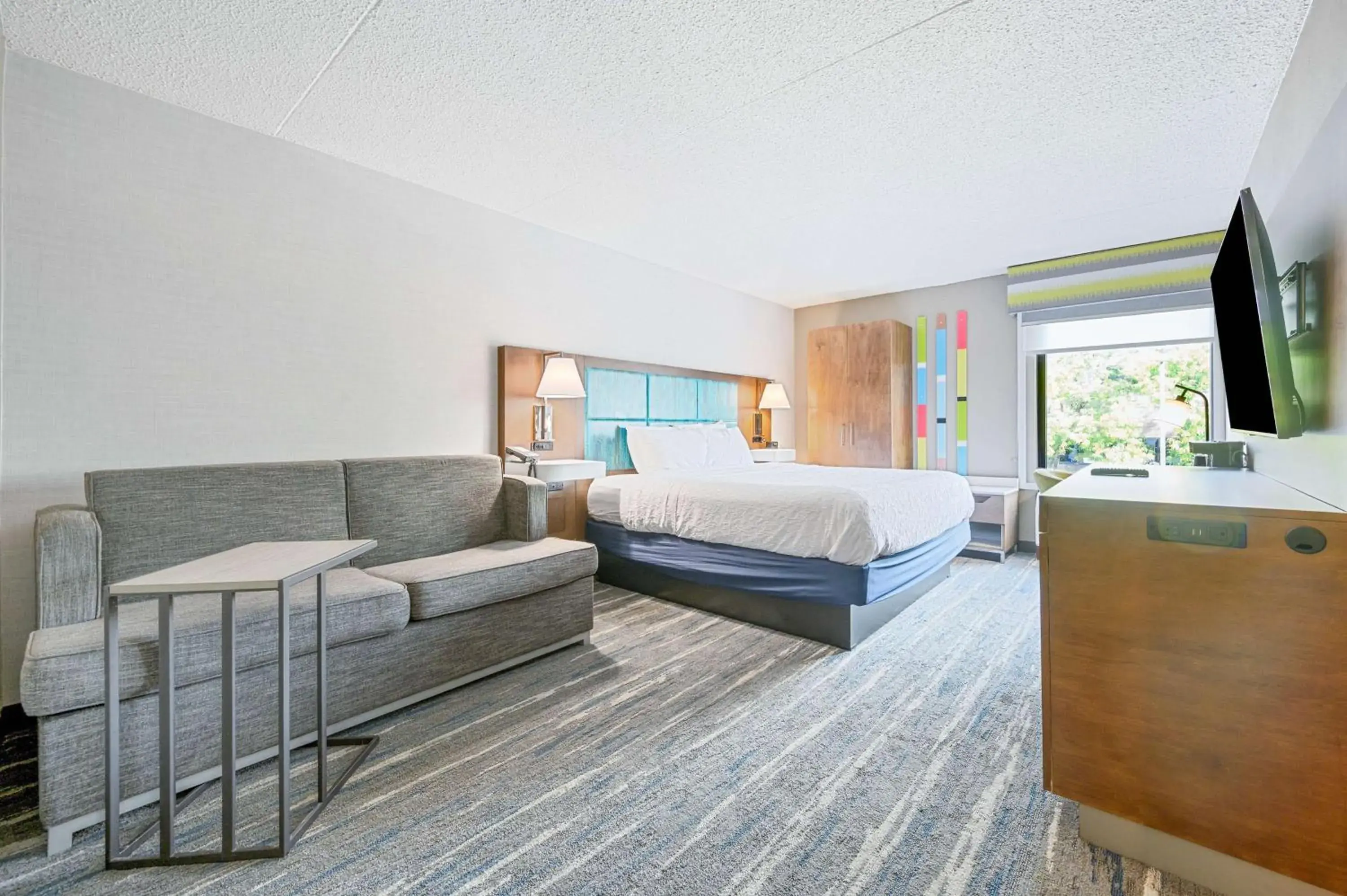 Living room, Bed in Hampton Inn St. Louis - Westport Living room, Bed in Hampton Inn St. Louis - Westport