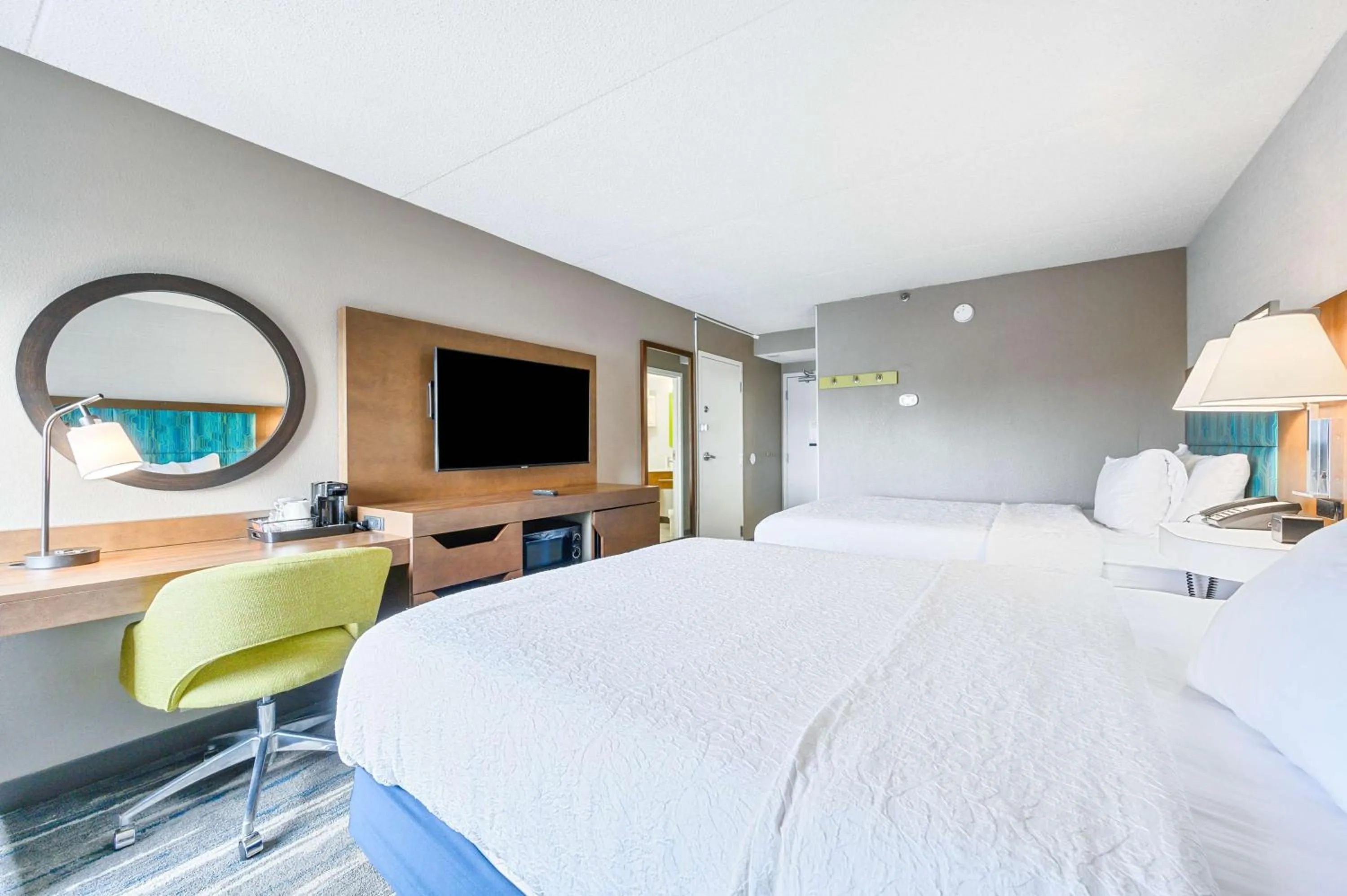 Bedroom, Bed in Hampton Inn St. Louis - Westport