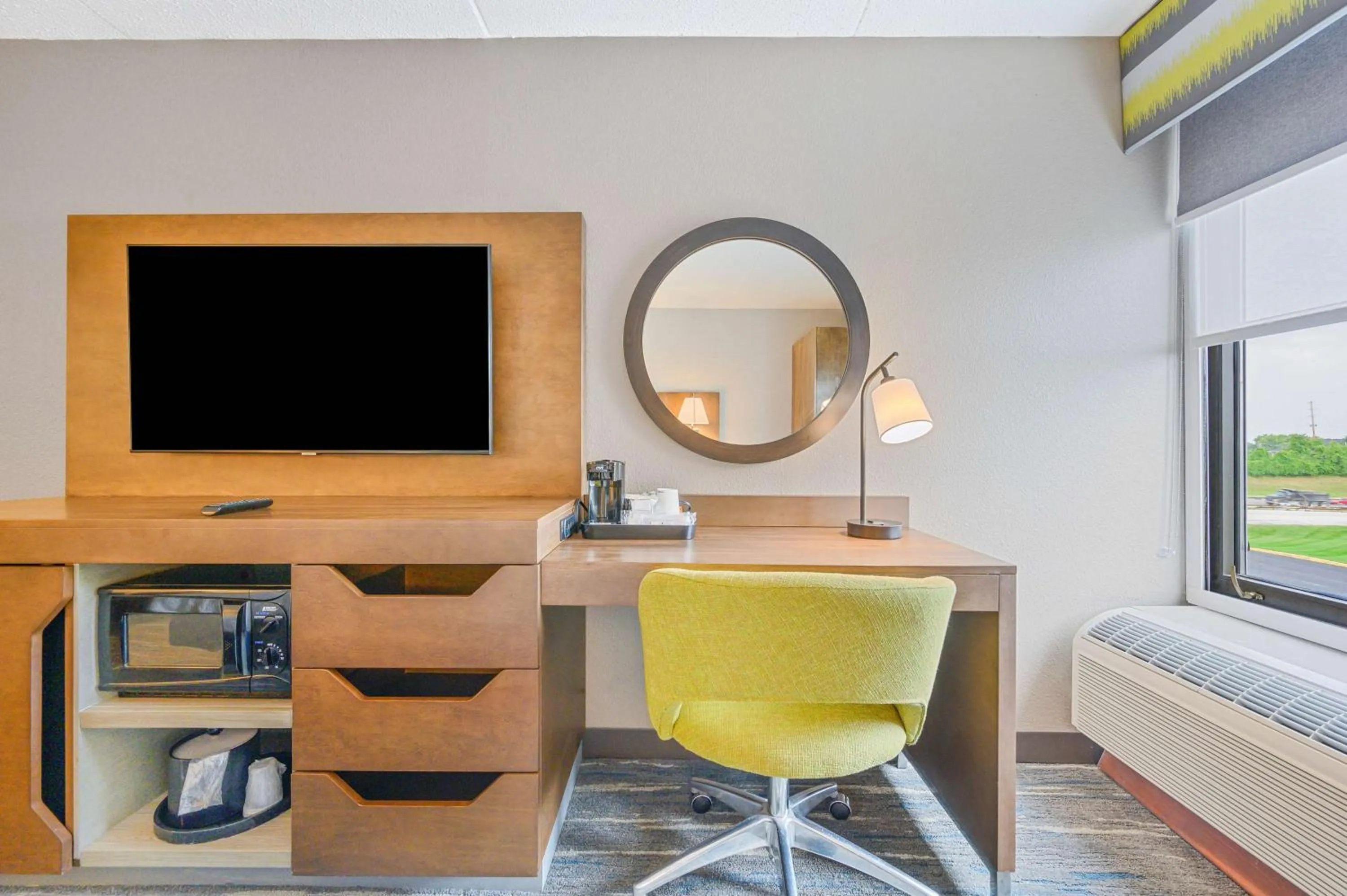 Bedroom in Hampton Inn St. Louis - Westport