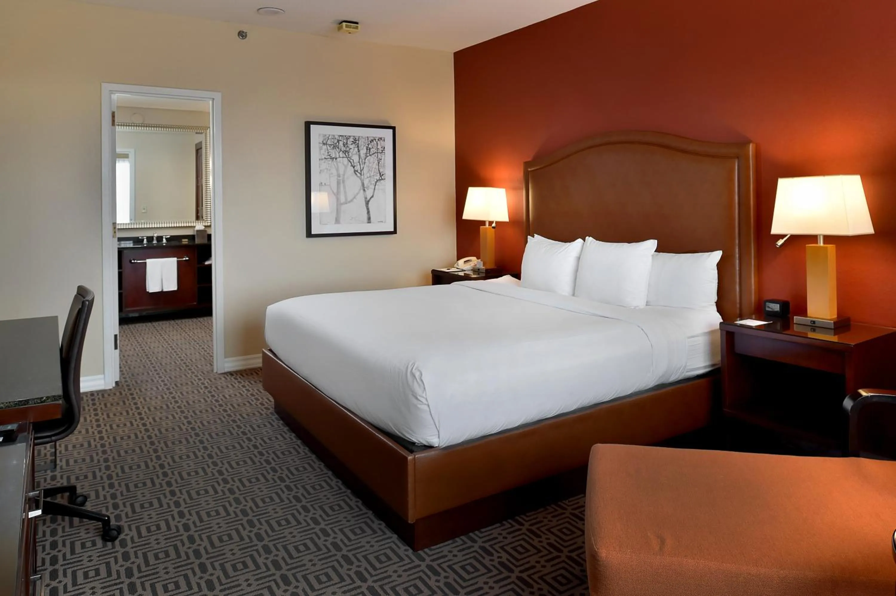 Bed in DoubleTree by Hilton Hotel St. Louis - Chesterfield