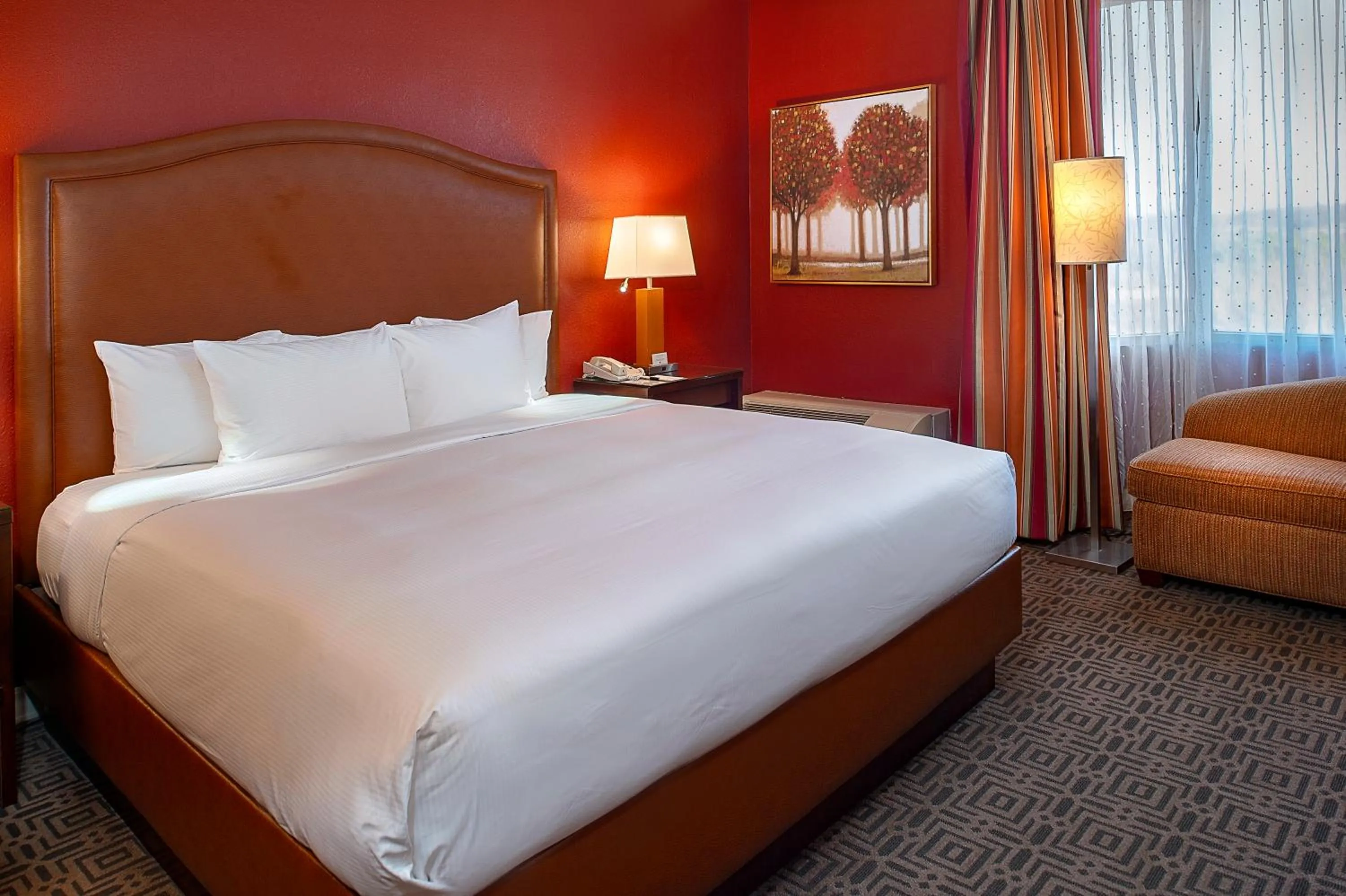 Bed in DoubleTree by Hilton Hotel St. Louis - Chesterfield